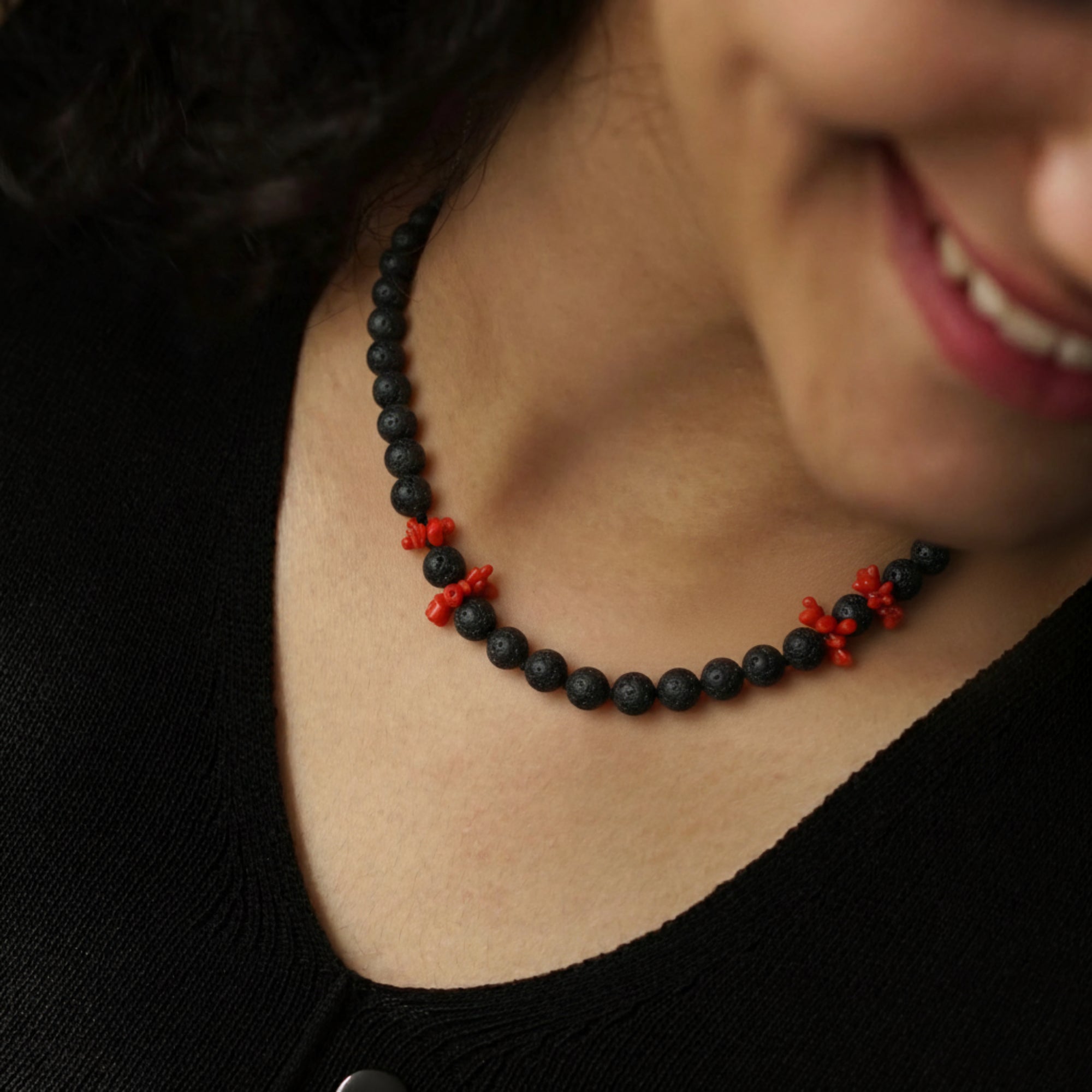 Necklace with lava stone, red coral and onyx – Museum Shop Italy