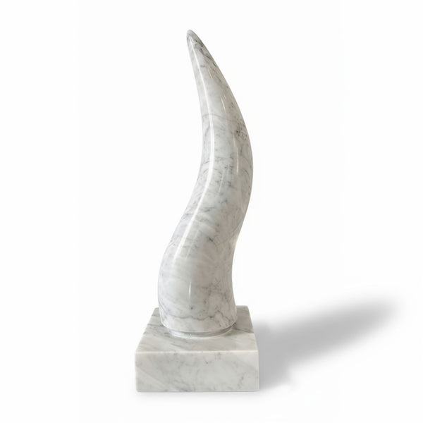 Scultura a forma di corno portafortuna in marmo bianco di Carrara con base quadrata in marmo chiaro.