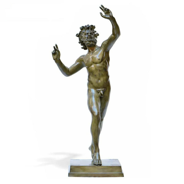 Fauno danzante de Pompeya en bronce, estatua decorativa con figura masculina en movimiento, brazos levantados y base rectangular sobre fondo blanco.