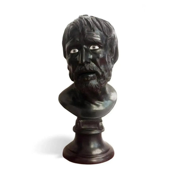 Busto testa di Seneca in bronzo scuro, con barba scolpita, capelli dettagliati, occhi chiari e base rotonda, fotografato frontalmente su fondo bianco.