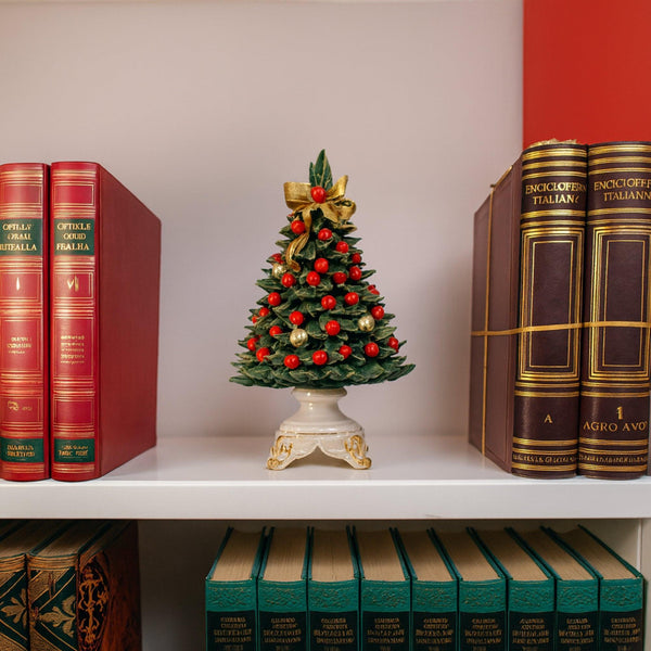 Weihnachtsbaum aus Porzellan mit roten und weißen Dekorationen.