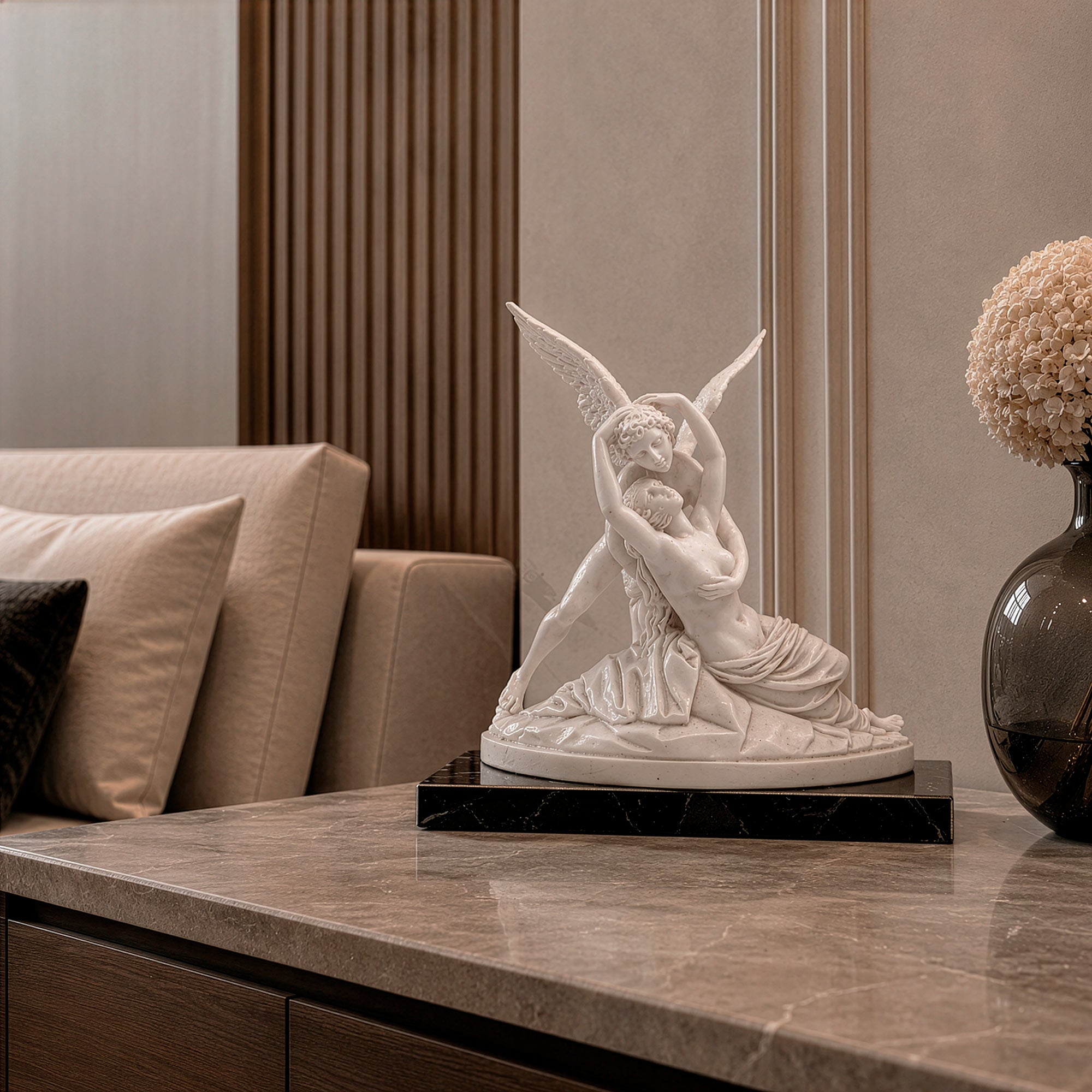 Statua in Marmo di Amore e Psiche vista frontale in una camera da letto