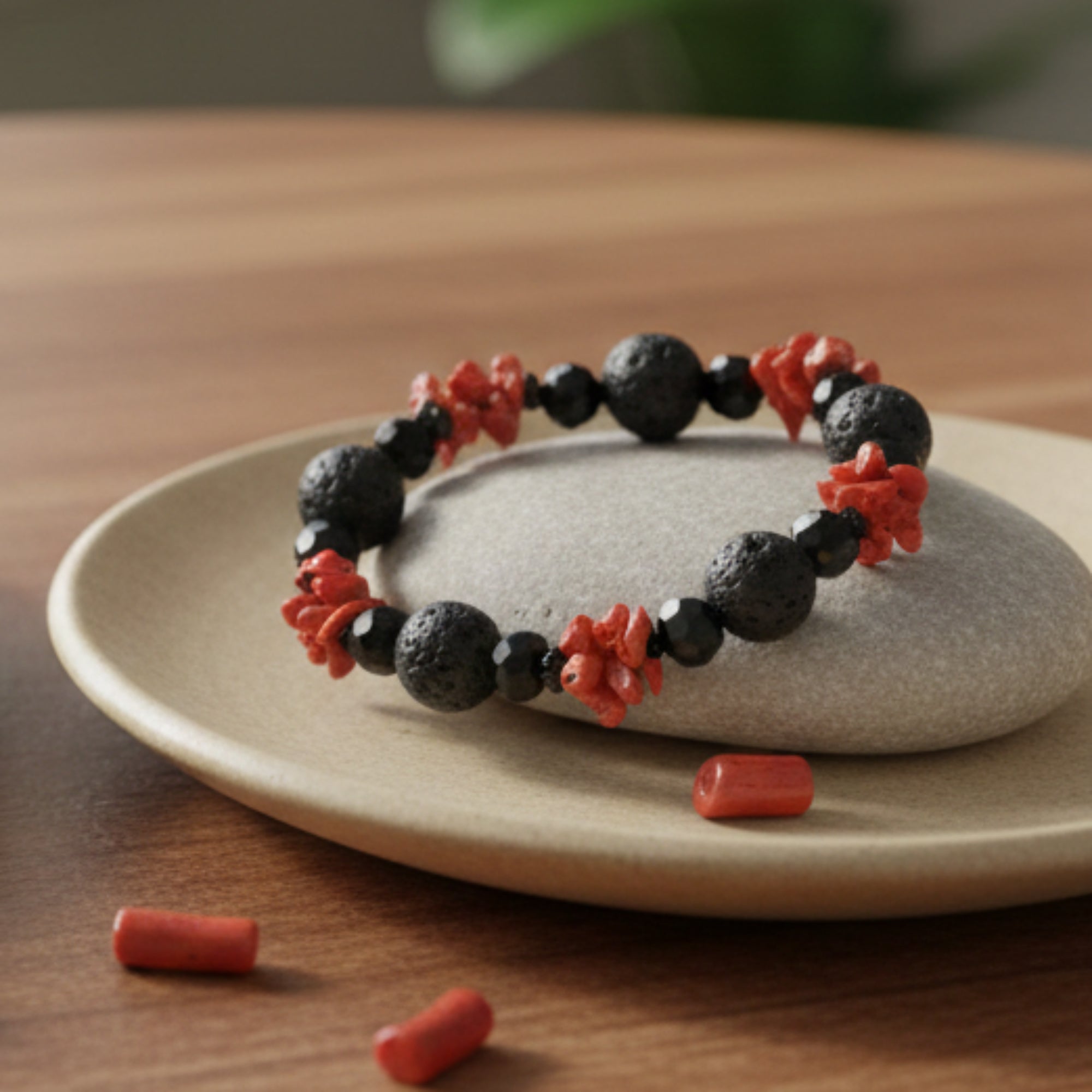 Bracelet en véritable Corail rouge de Méditerranée et Spinelle noir Bracelet en véritable Corail rouge de Méditerranée et Spinelle noir