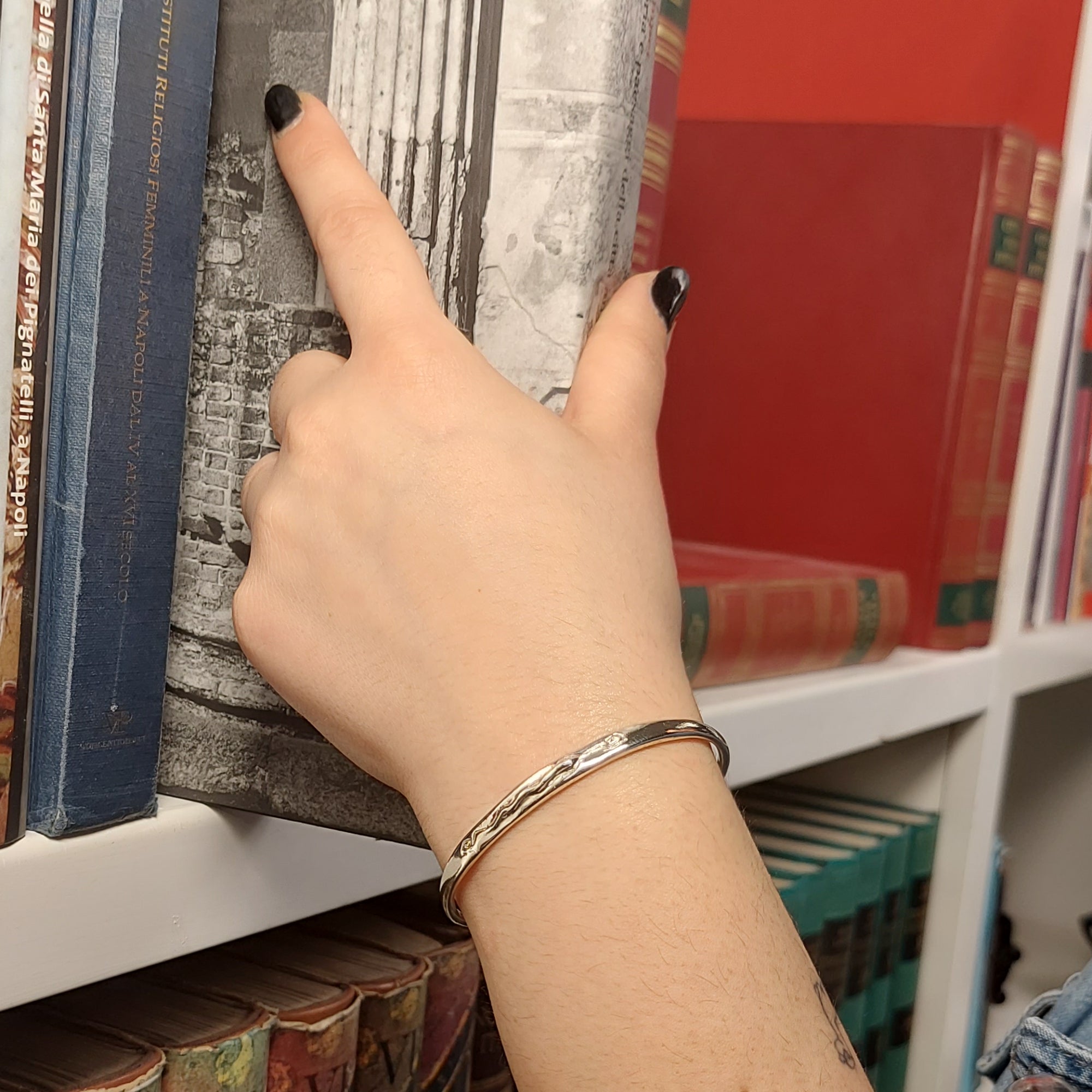 浮き彫りのヘビのブレスレット シルバー | 今すぐ購入 – Museum Shop Italy