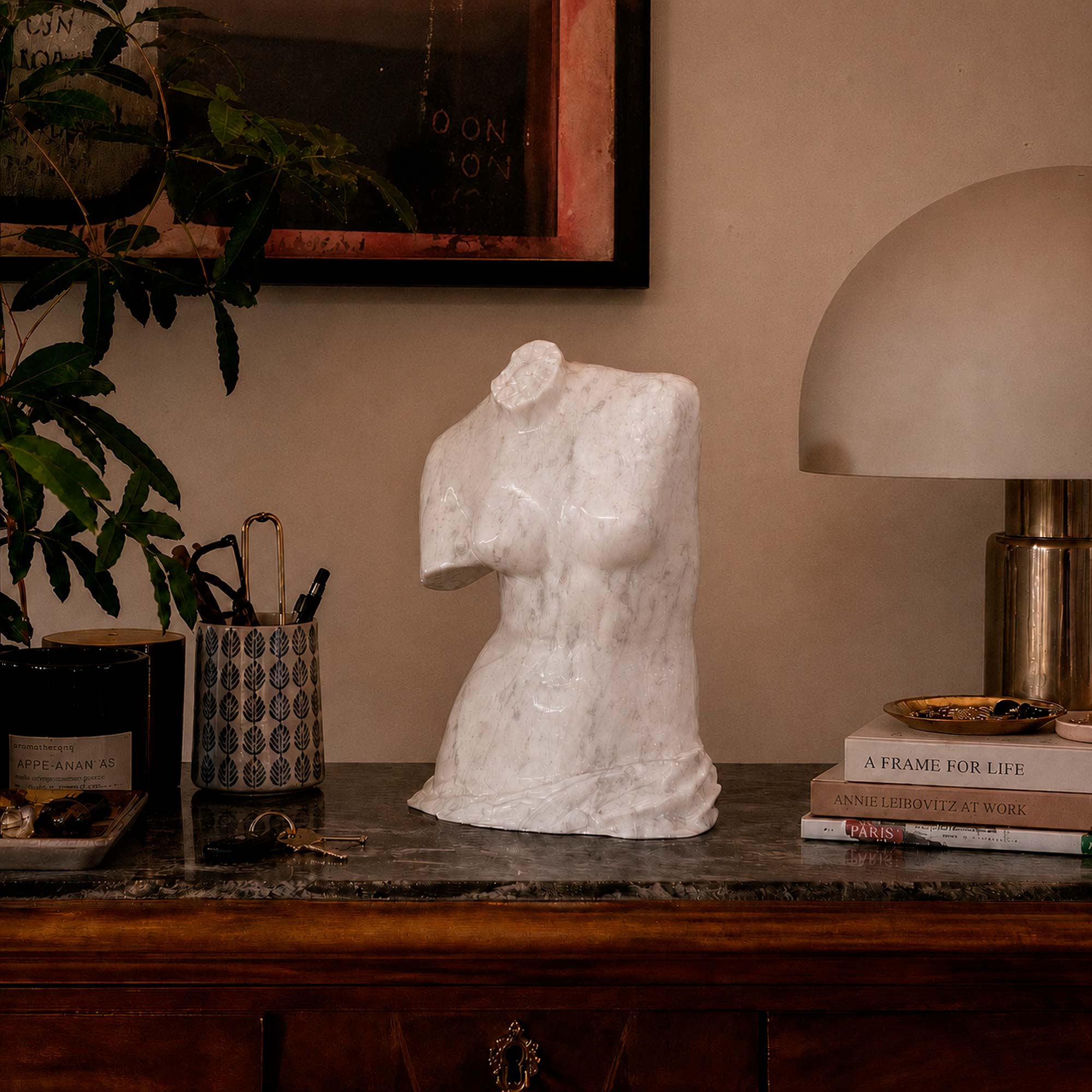 Vista frontale del busto della Venere di Milo in marmo di Carrara su una scrivania.