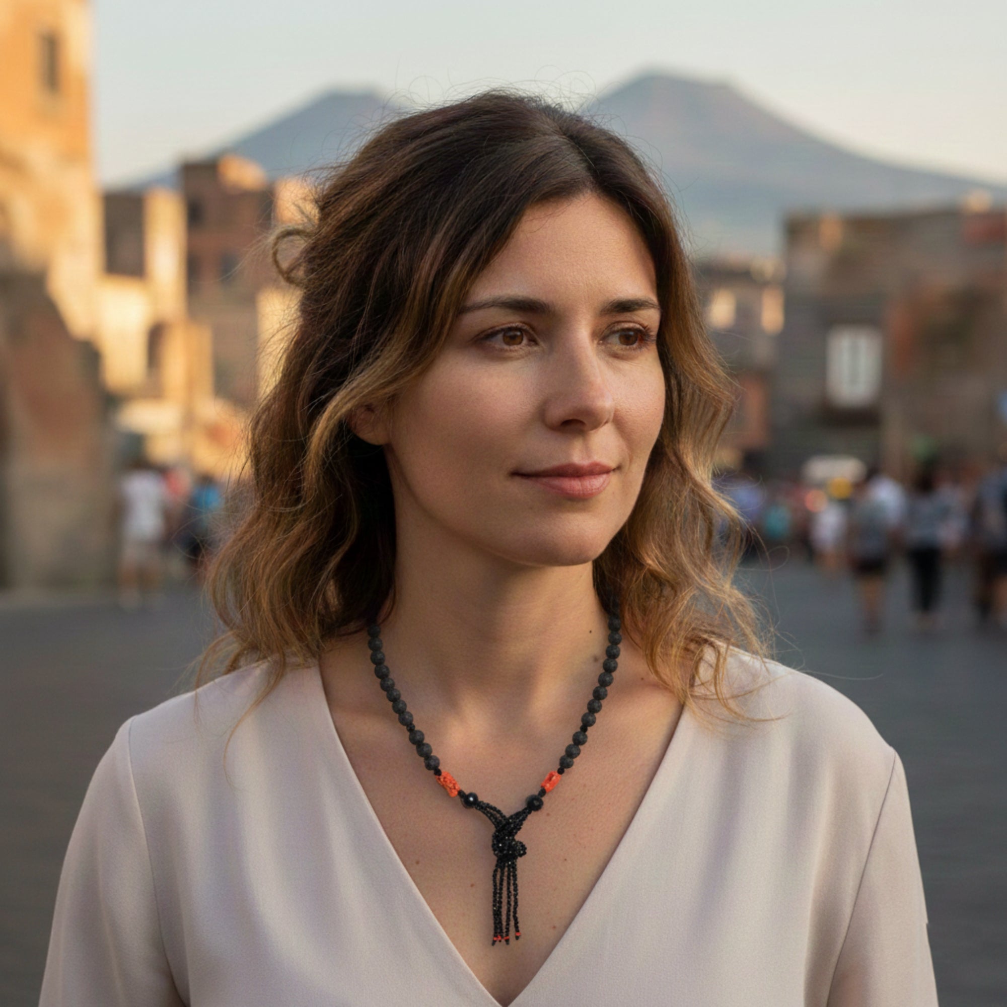 蛇のネックレス、溶岩石、オニキス、赤サンゴ付き – Museum Shop Italy