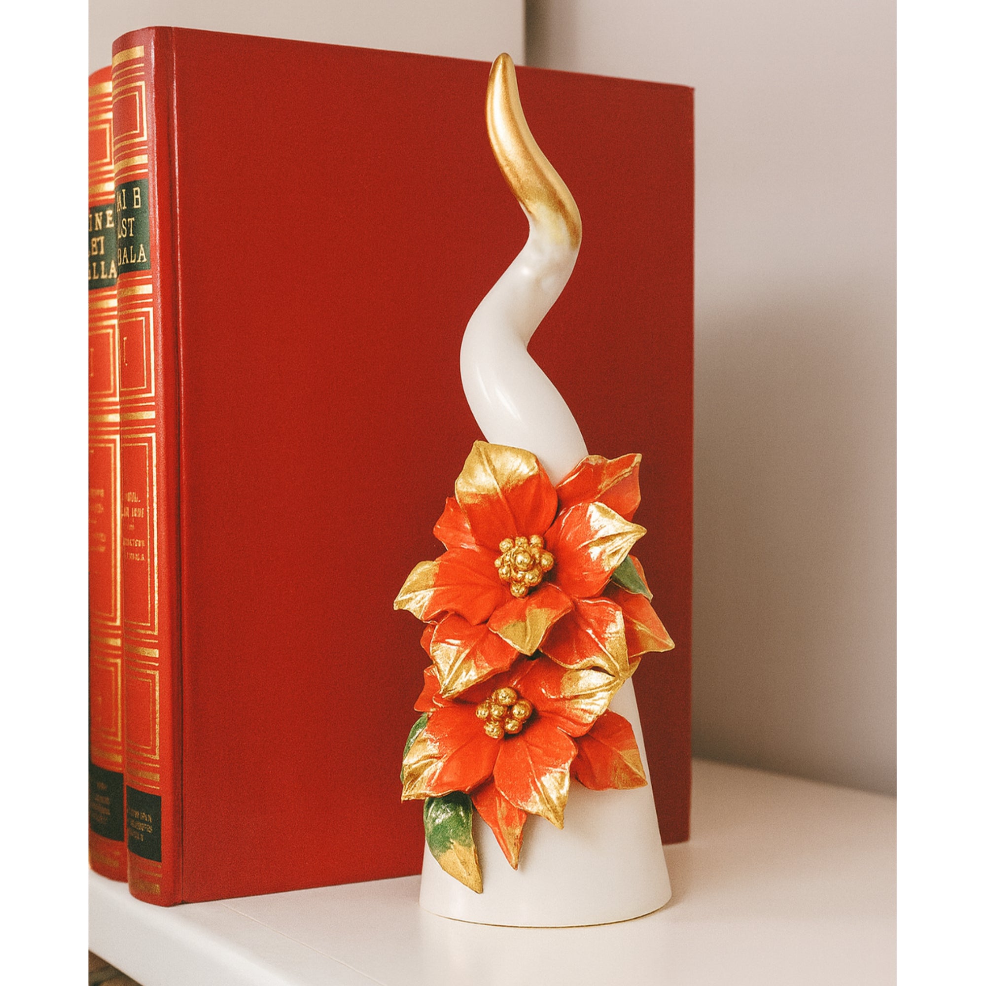 Corno in porcellana Capodimonte con stelle di Natale rosse.