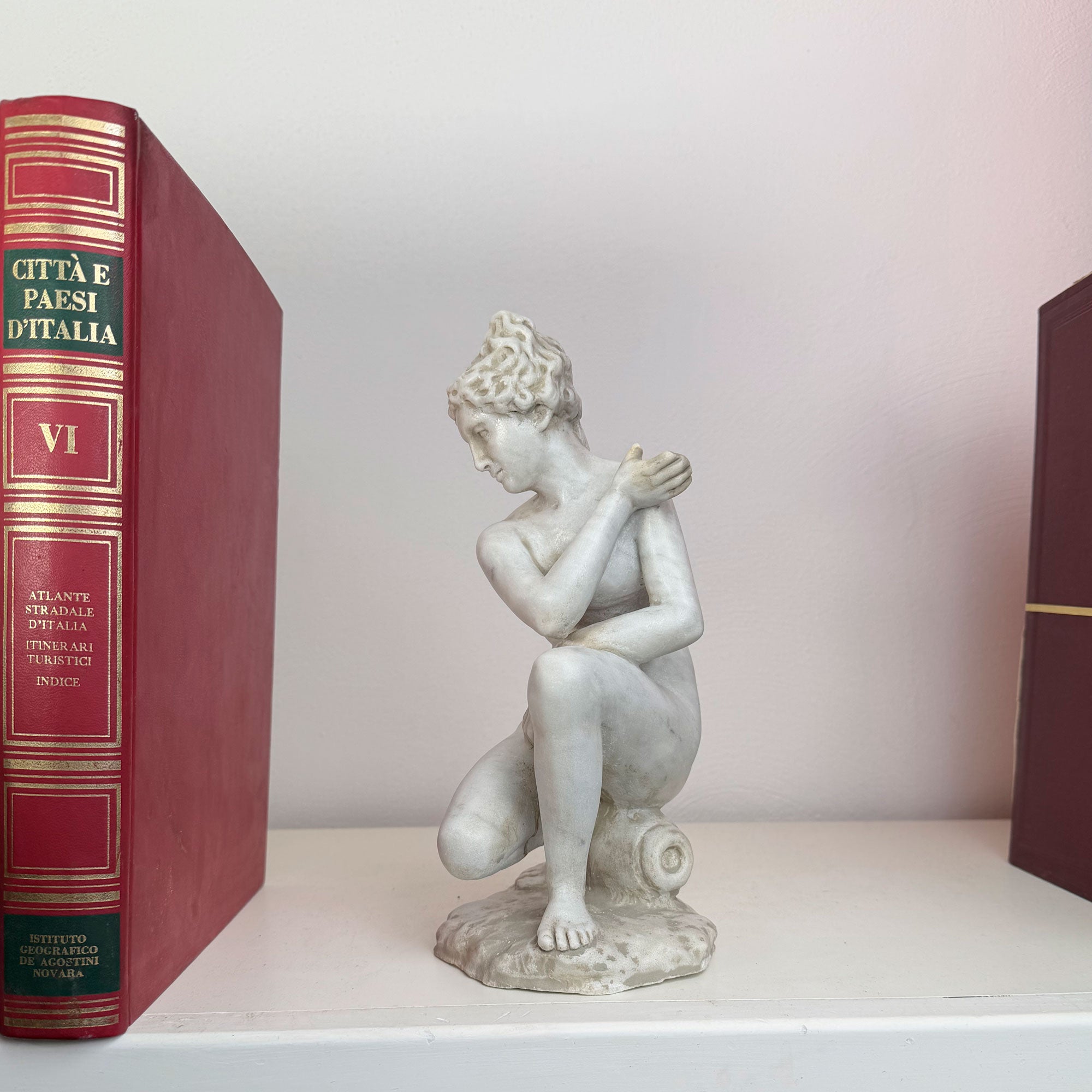 Crouching Venus - Marble Statue 24 cm