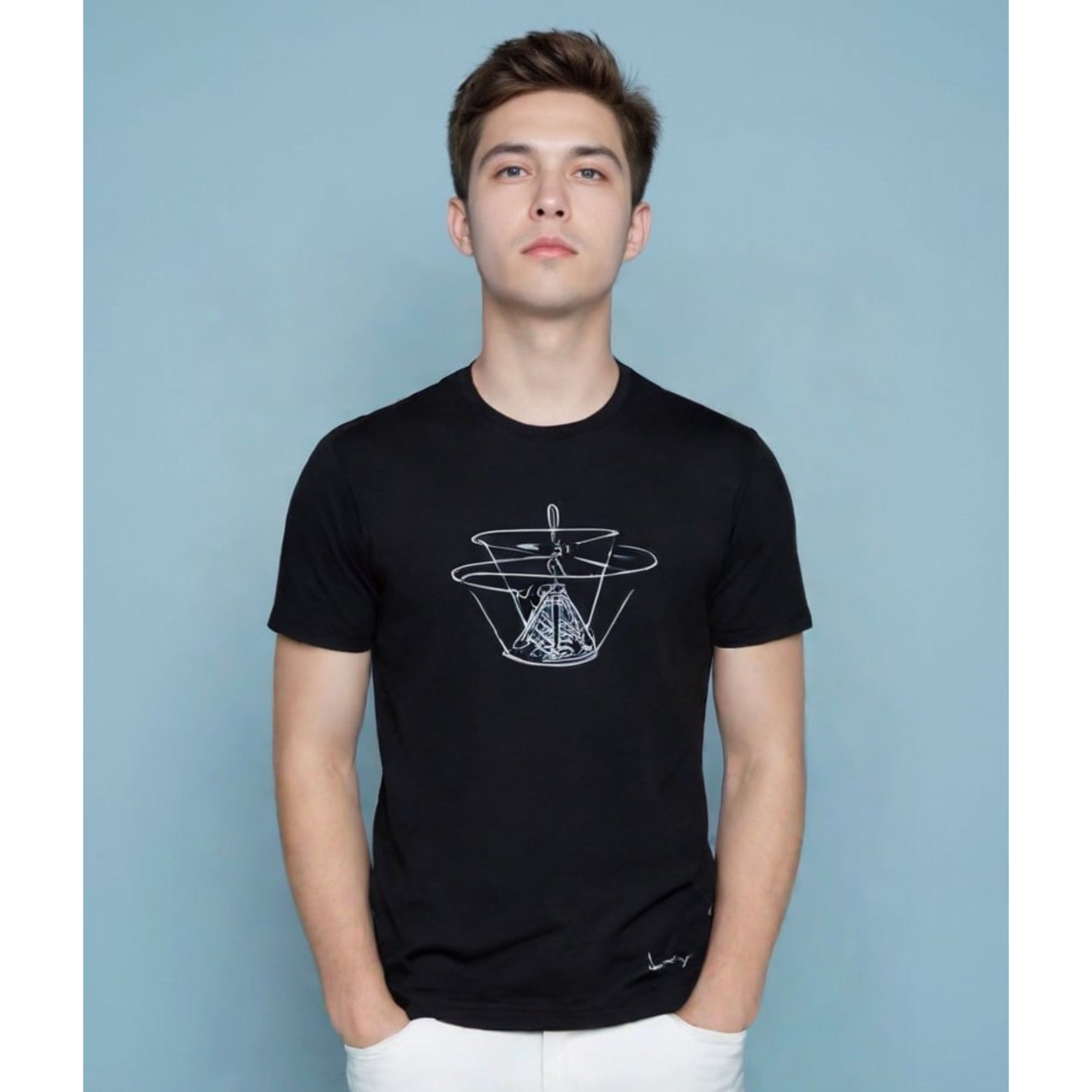 T-shirt nera con disegno della Macchina Volante di Da Vinci.