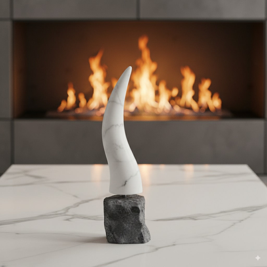 Corno Portafortuna Napoletano in Marmo di Carrara 40 cm con Base in Pietra Lavica, Tufo o Marmo – Amuleto di Design Made in Italy