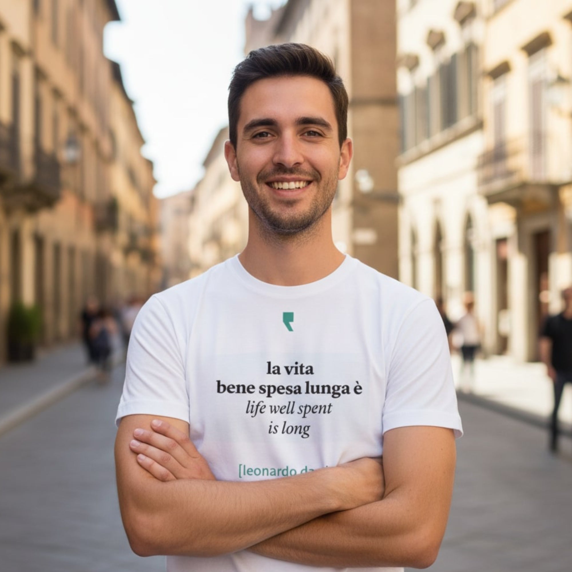 T-shirt minimalista ispirata a Leonardo da Vinci, con grafica semplice in stile rinascimentale.