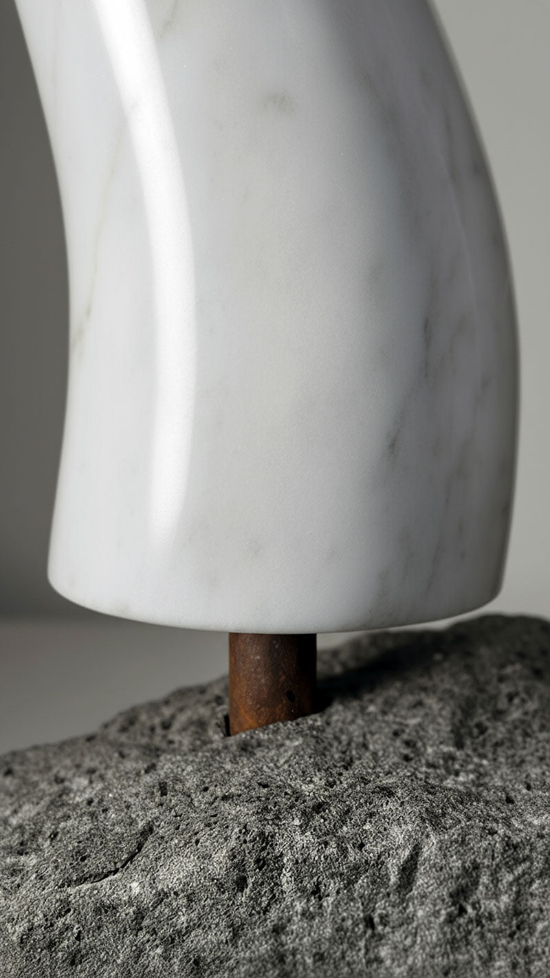 Corno Portafortuna Napoletano in Marmo di Carrara 40 cm con Base in Pietra Lavica, Tufo o Marmo – Amuleto di Design Made in Italy