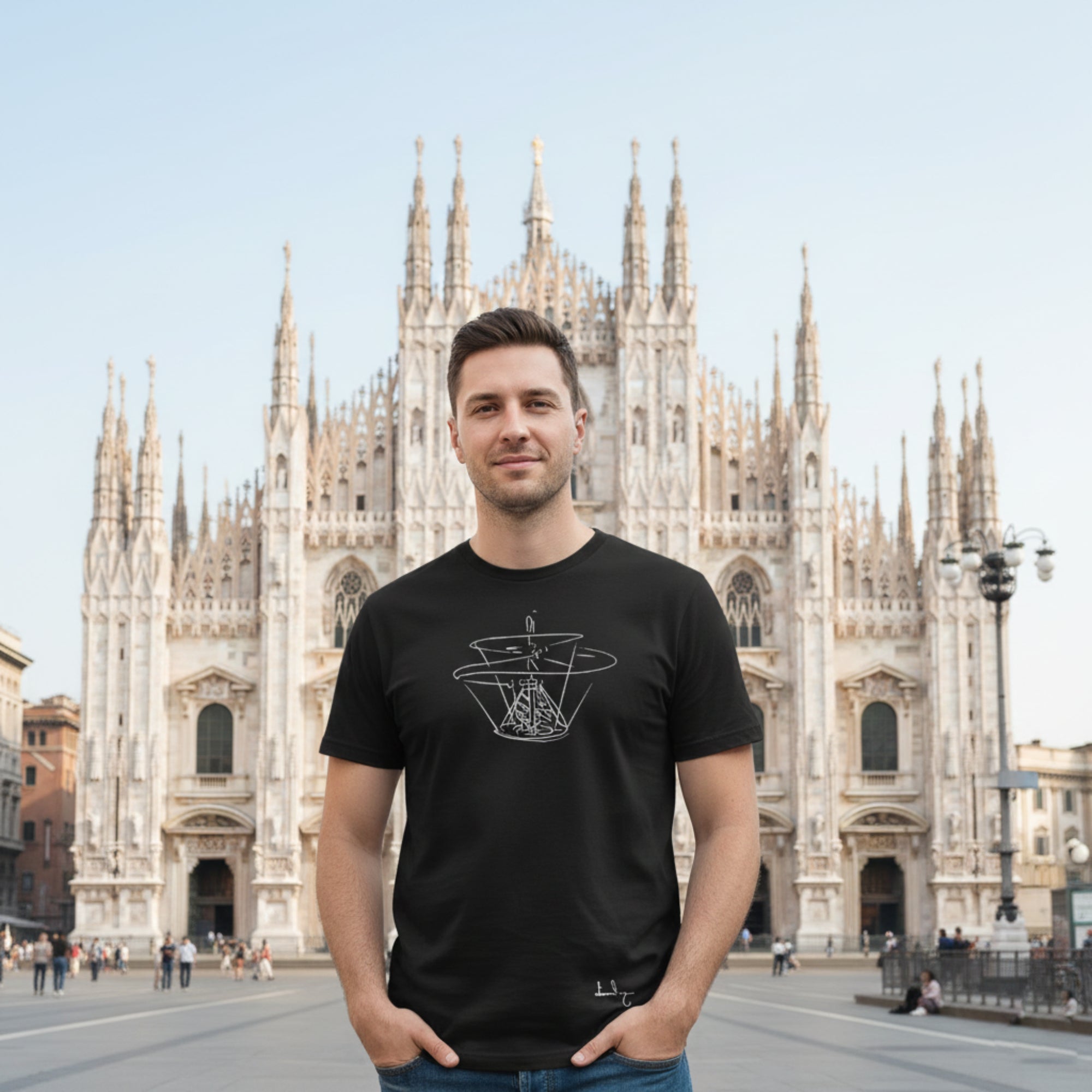 T-shirt nera con disegno della Macchina Volante di Da Vinci.
