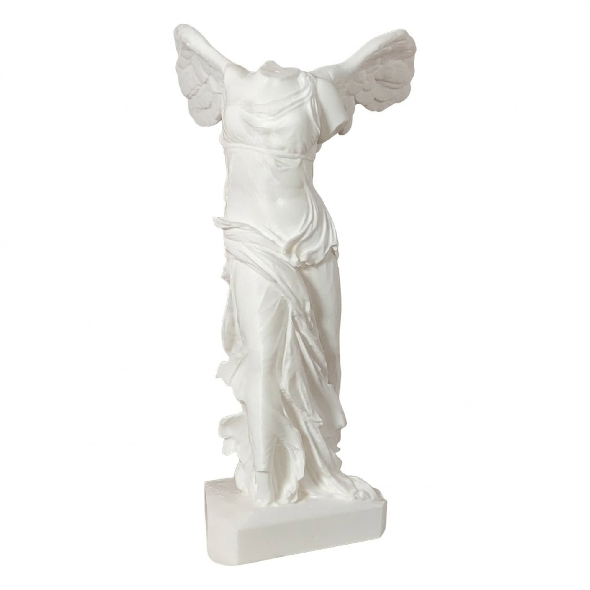 Vista frontale della statua bianca della Vittoria Alata stampata in 3D su sfondo bianco.