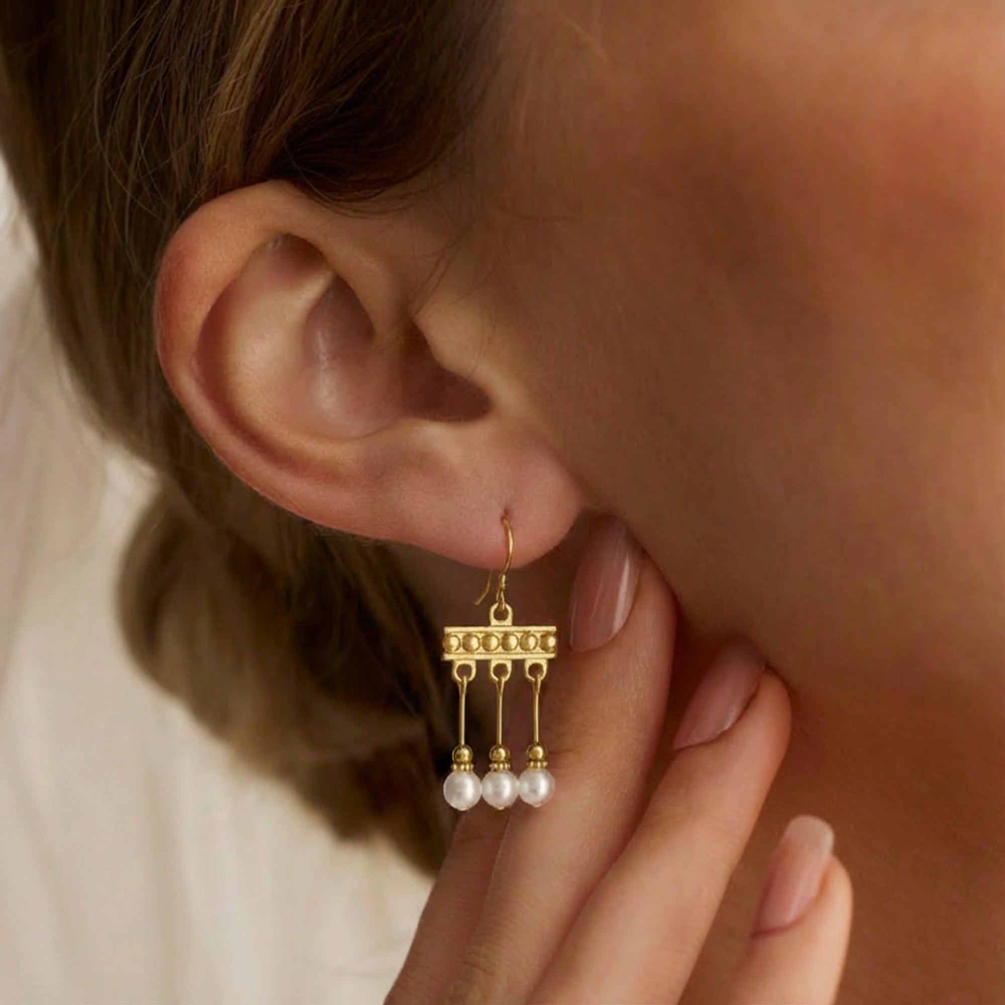 ポンペイのクロタリアイヤリング、三つのペンダント付き