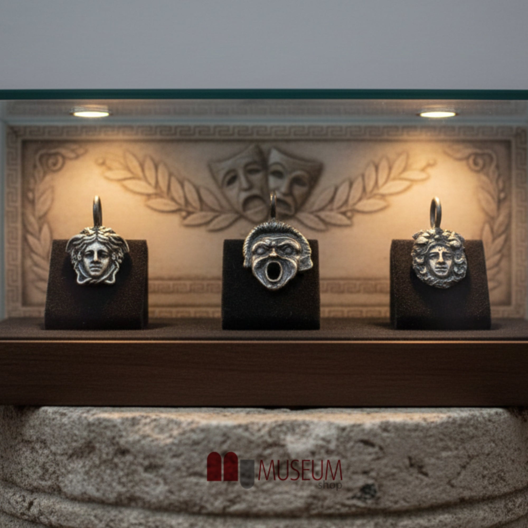 劇場用マスクのペンダント