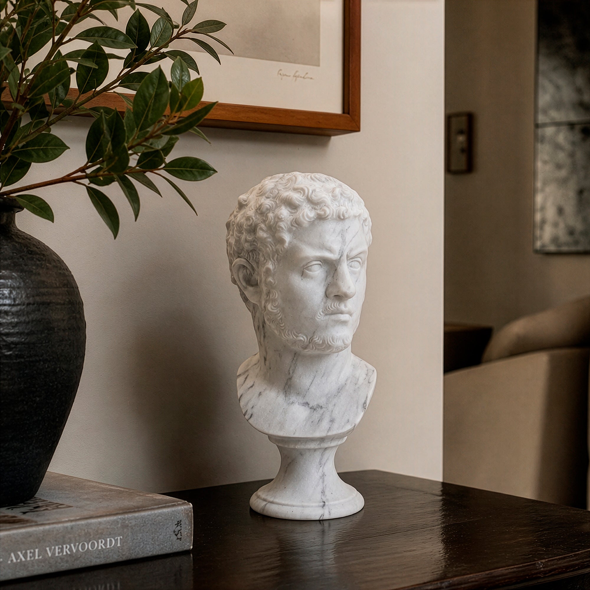 Busto dell’imperatore Caracalla in marmo bianco di Carrara, vista frontale in un salotto.