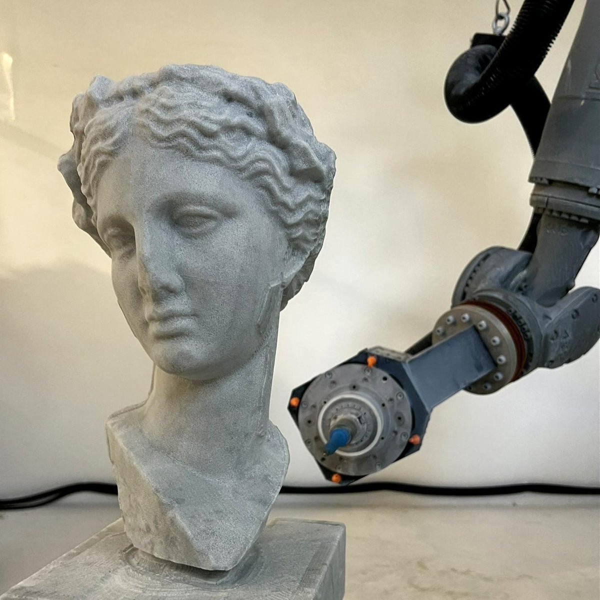 Buste de Thalie, Muse de la Comédie, en marbre blanc, avec un visage féminin aux traits délicats, cheveux ondulés relevés et regard serein, en cours de réalisation