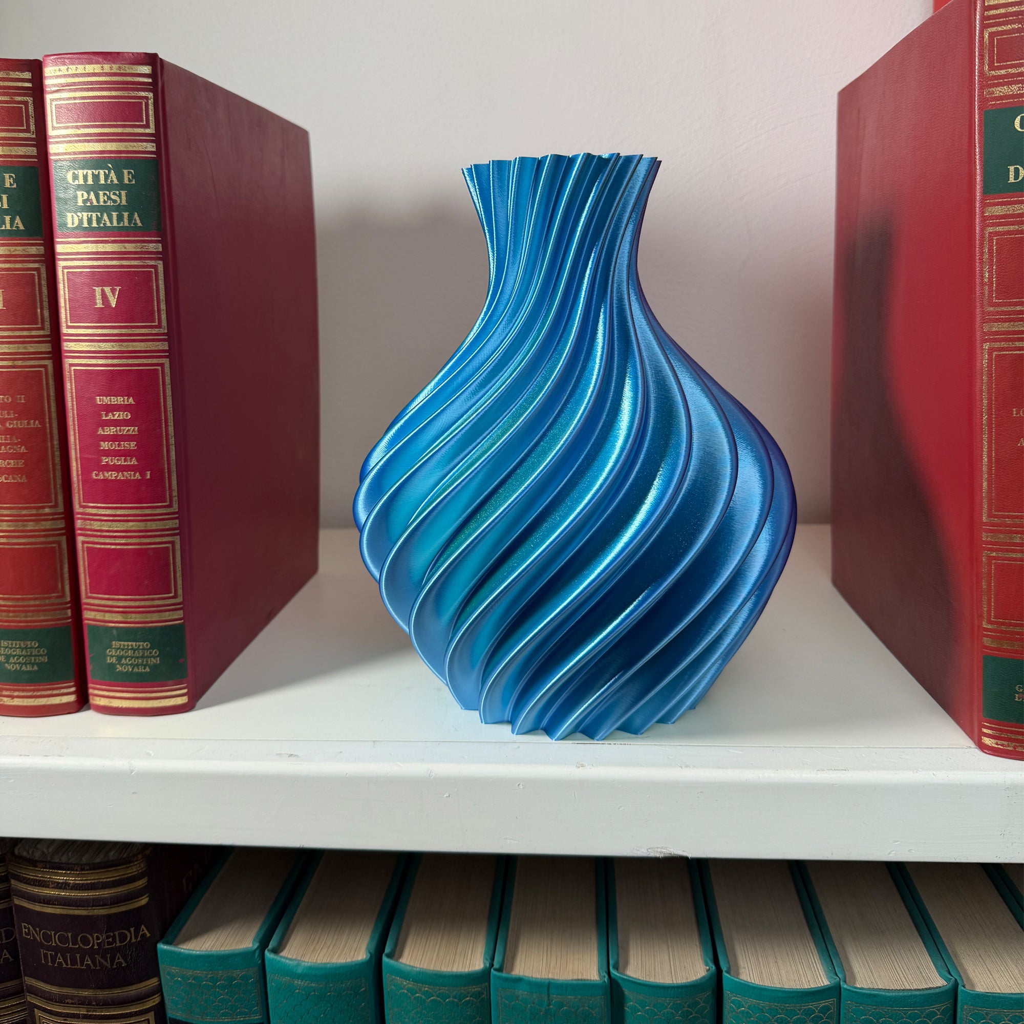 Vaso blu/tiffany su mensola con libri