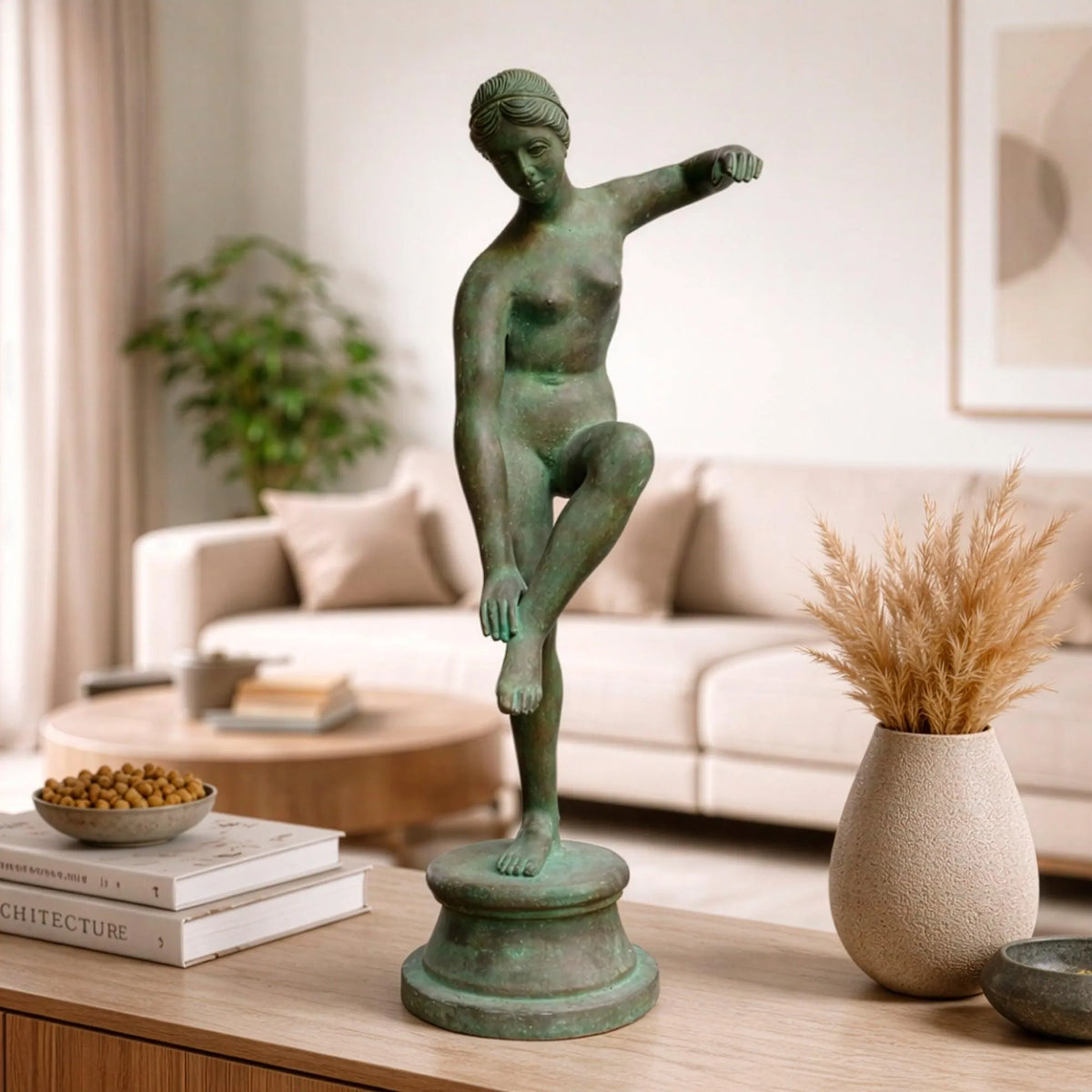 Scultura in bronzo della Venere al bagno, dalla collezione Barsanti del Museo Nazionale di Palazzo Venezia a Roma, vista frontale con patina verde.