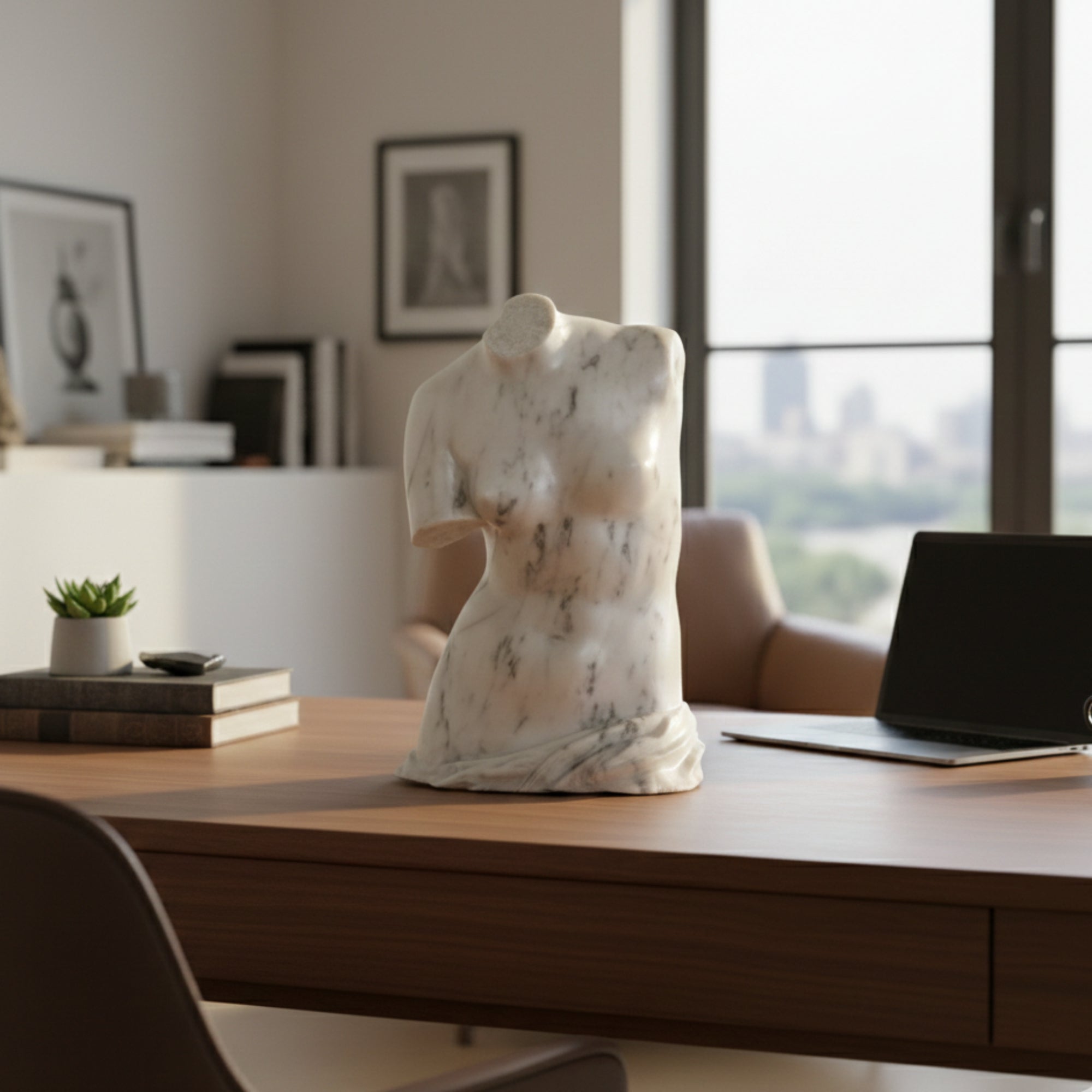 Frammento di Venere su scrivania moderna.