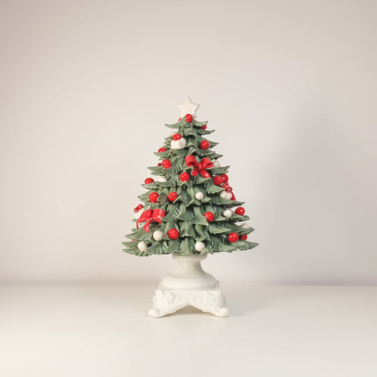 Árbol de Navidad de porcelana Capodimonte pintado a mano.