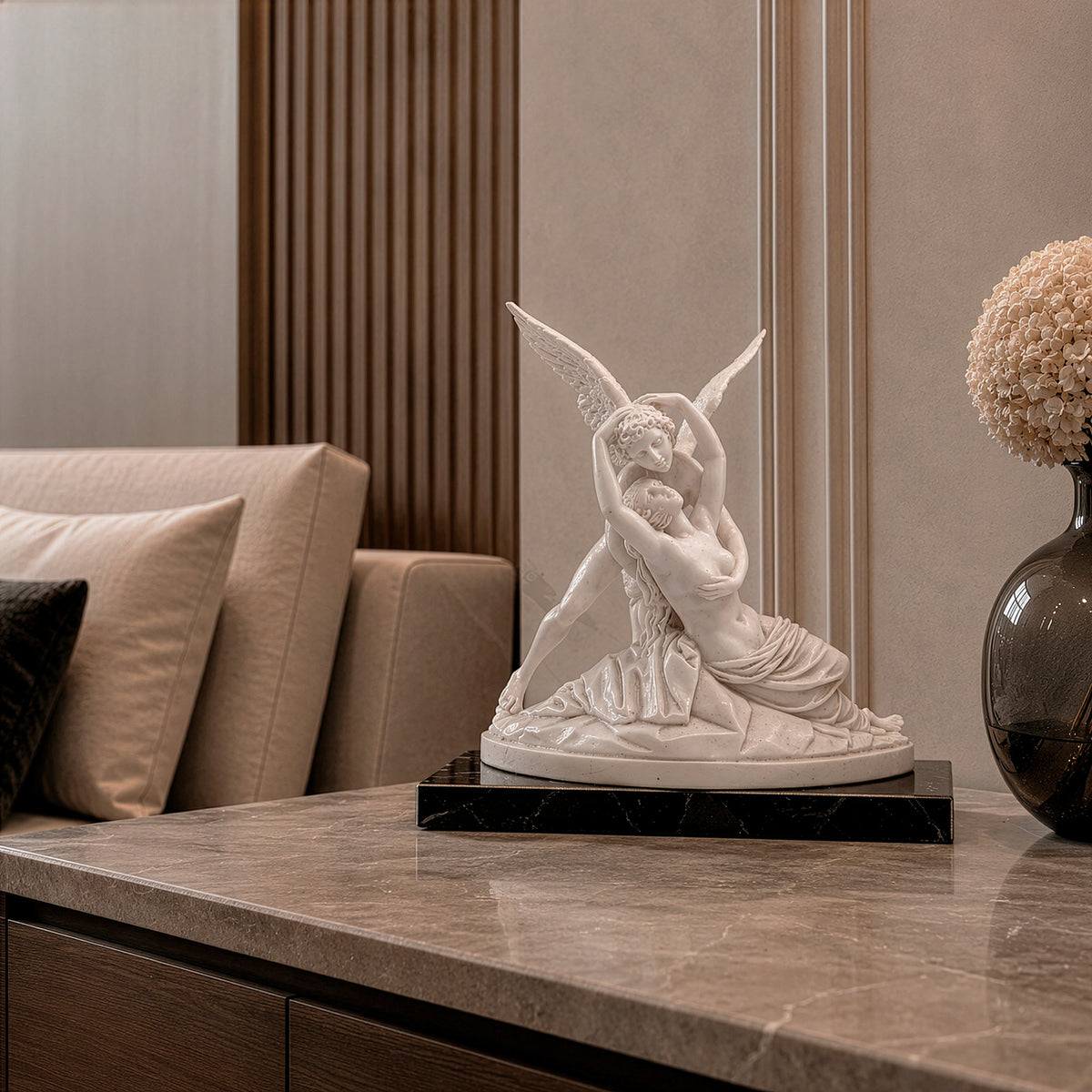 Marmorstatuette von Amor und Psyche, Frontalansicht in einem Schlafzimmer
