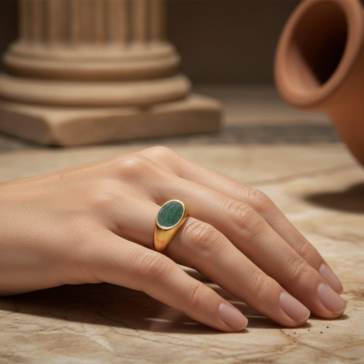 Anillo Clásico Esmaltado de Ercolano en plata de ley 925 y chapado en oro de 18K puesto