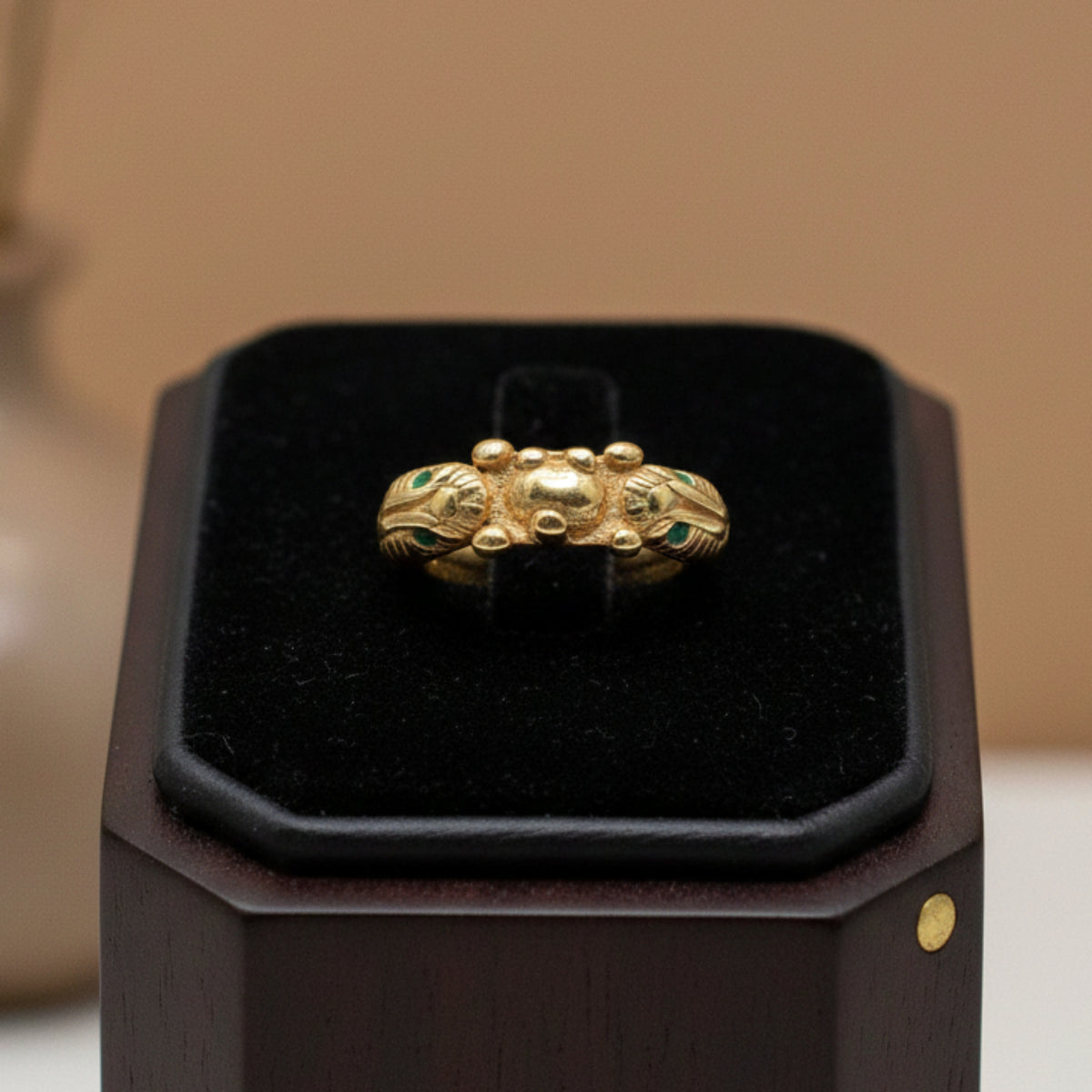 Anillo con serpiente de dos cabezas hecho de plata 925, y acabado en oro de 18K  
