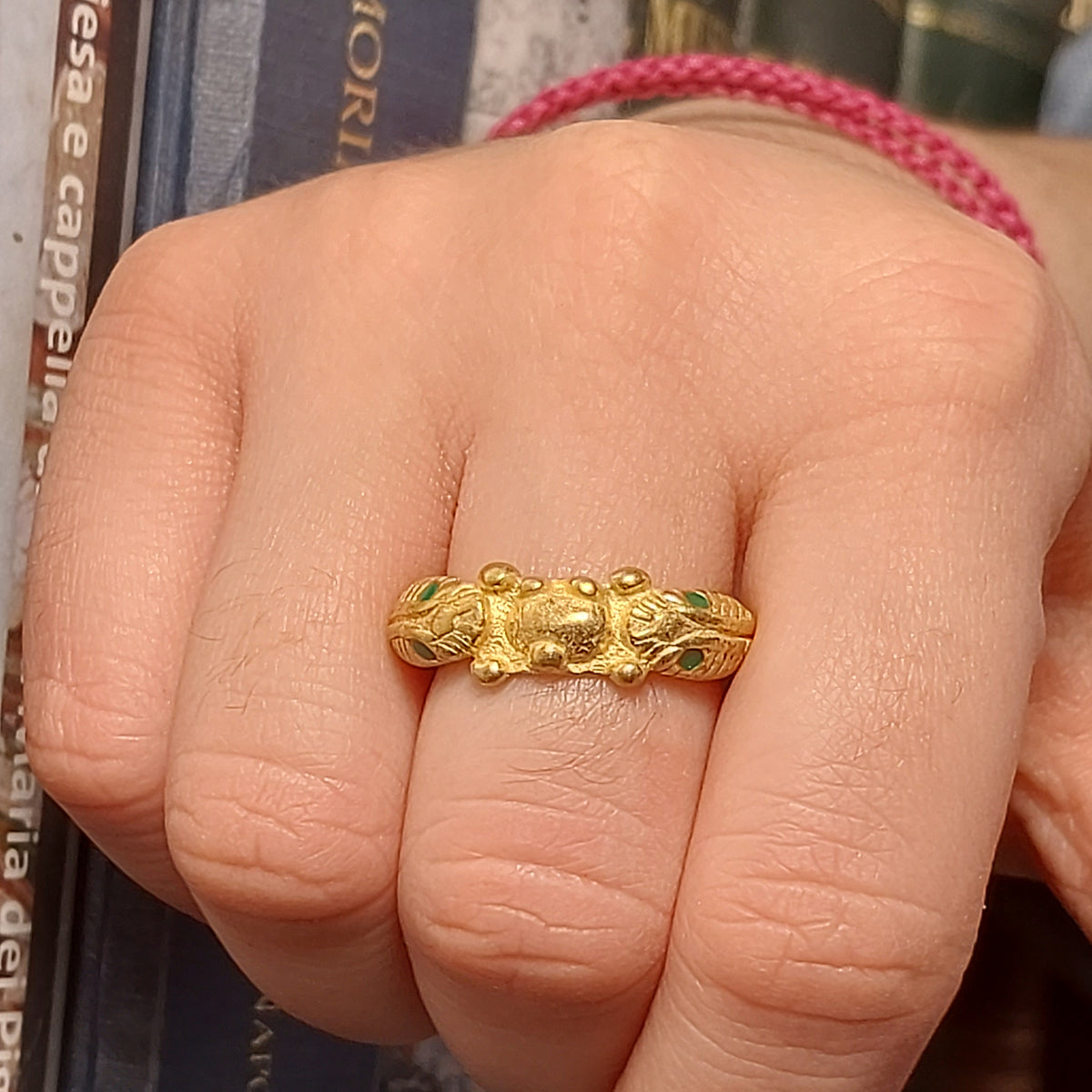 Anillo con serpiente de dos cabezas hecho de plata 925, y acabado en oro de 18K puesto puesto