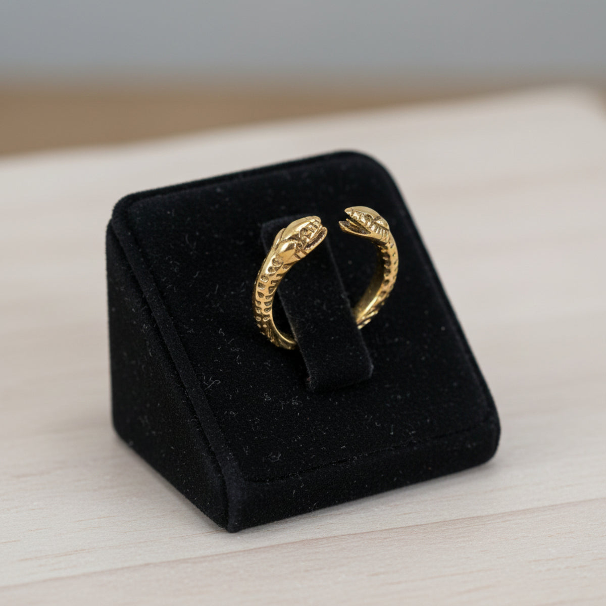 Anello con serpente a due teste in argento 925 placcato oro, su espositore nero