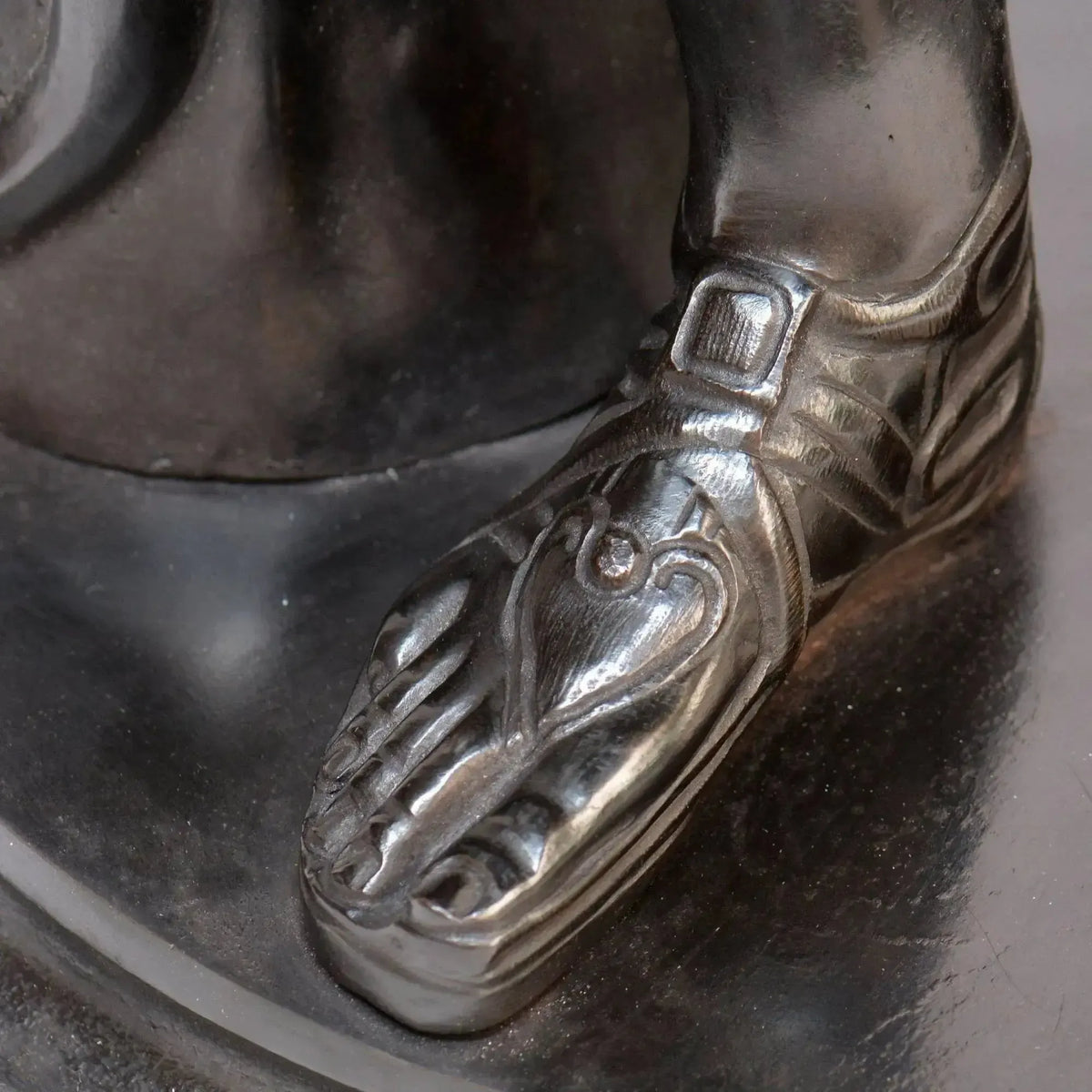 Apollo vom Belvedere in Bronze, Kopie aus den Vatikanischen Museen. Fußdetails