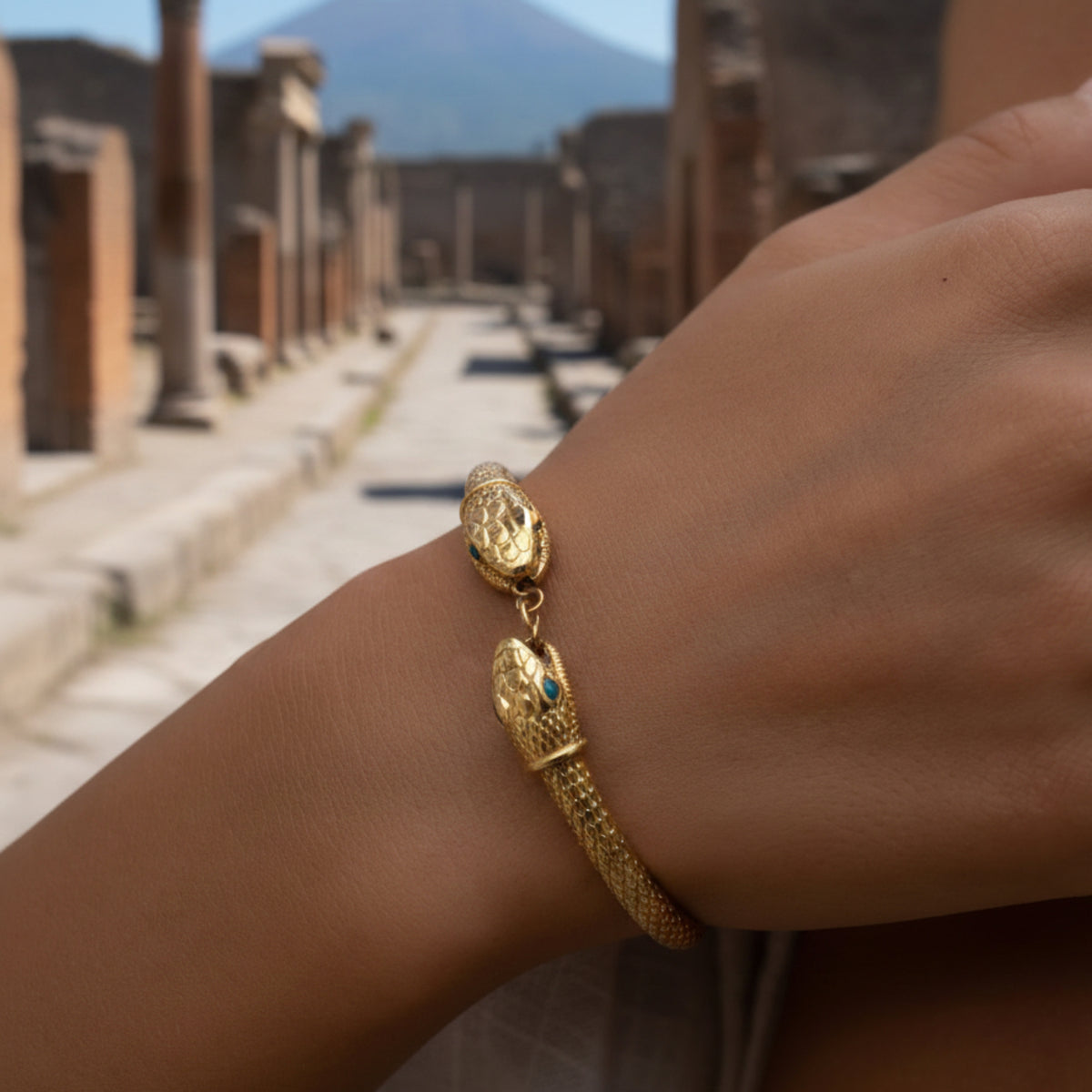 Armilla a Corpo di Serpente è una replica in Argento 925, placcato Oro 18K indossato