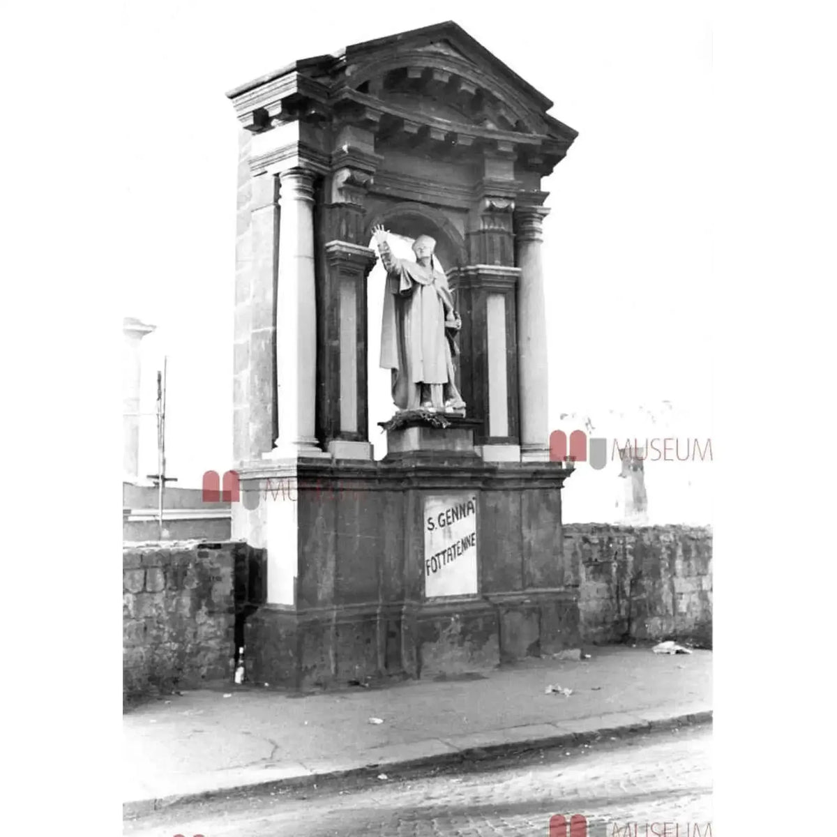 Statua di San Gennaro nell’edicola sul ponte della Maddalena a Napoli, in bianco e nero, di Luciano De Crescenzo