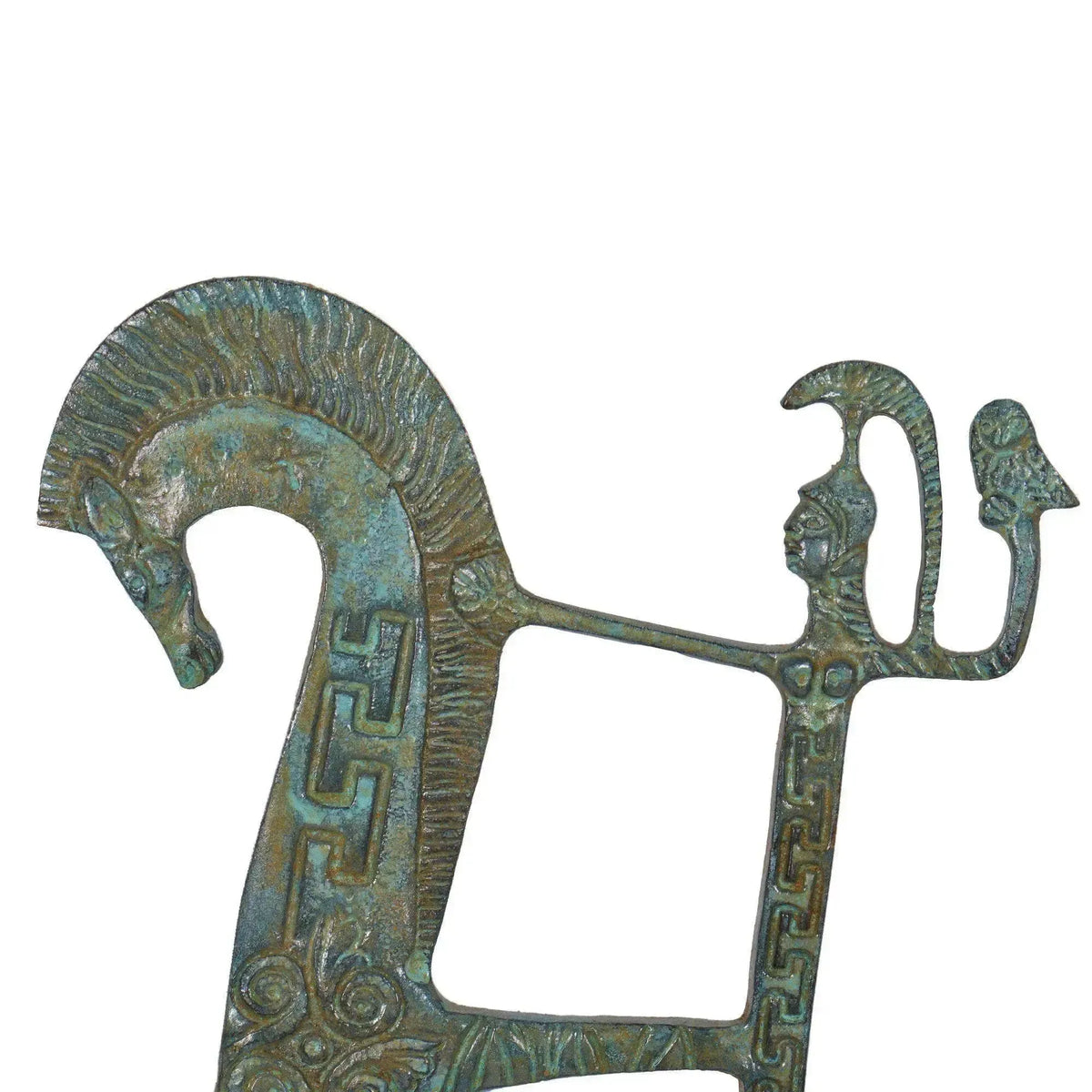 Nahaufnahme der griechischen Zweispänner-Biga aus Bronze mit grüner Patina, stilisiertem Pferd, menschlicher Figur und geometrischen Verzierungen auf weißem Hintergrund.