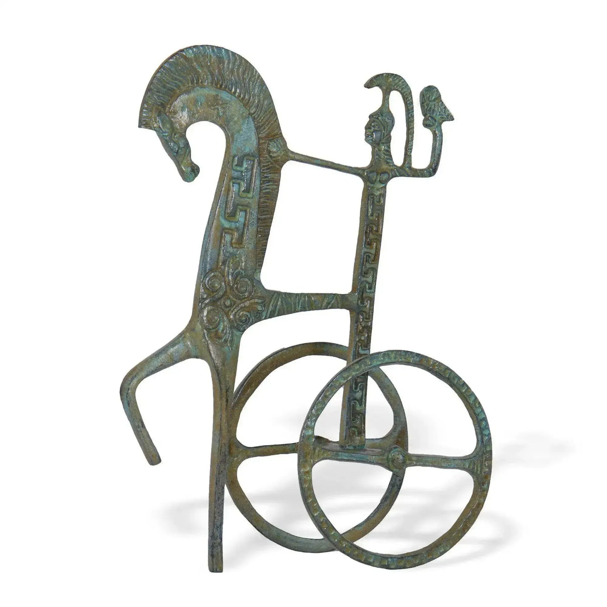 Griechische Zweispänner-Biga aus Bronze mit grüner Patina, stilisiertem Pferd, dekorativen Rädern und ornamentalen Details auf weißem Hintergrund.