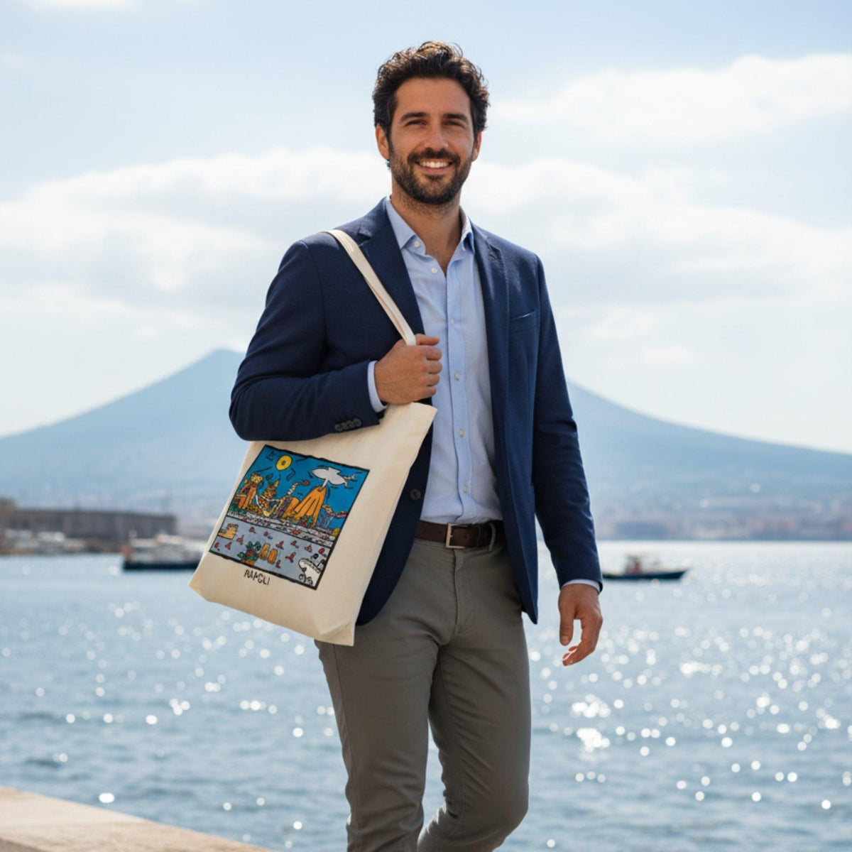 Uomo con borsa chiara a spalla e panorama illustrato di Napoli, davanti al mare