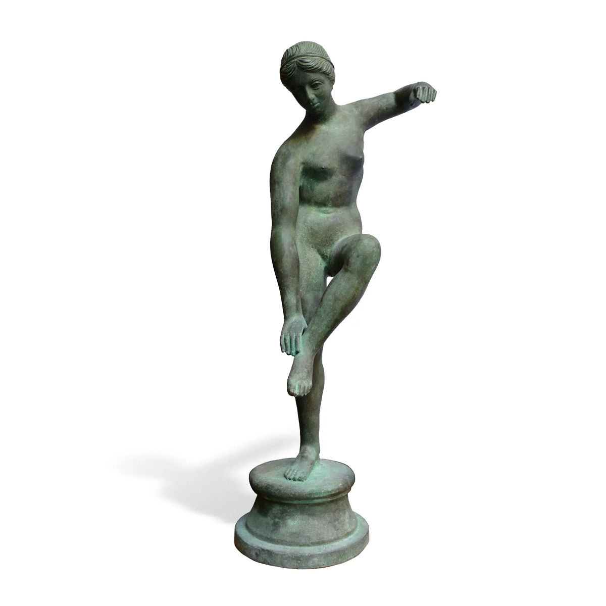 Scultura in bronzo della Venere al bagno, dalla collezione Barsanti del Museo Nazionale di Palazzo Venezia a Roma, vista frontale con patina verde su fondo bianco.