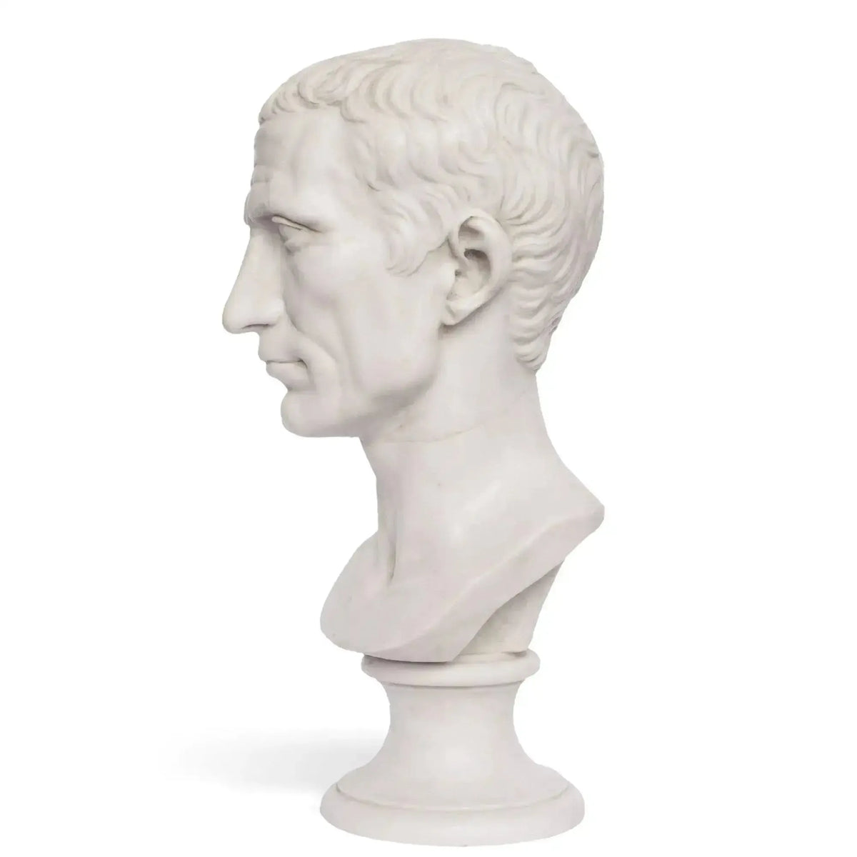 Detaillierte Marmorbüstenreproduktion von Julius Cäsar mit strengem Gesichtsausdruck und historischer römischer Frisur.