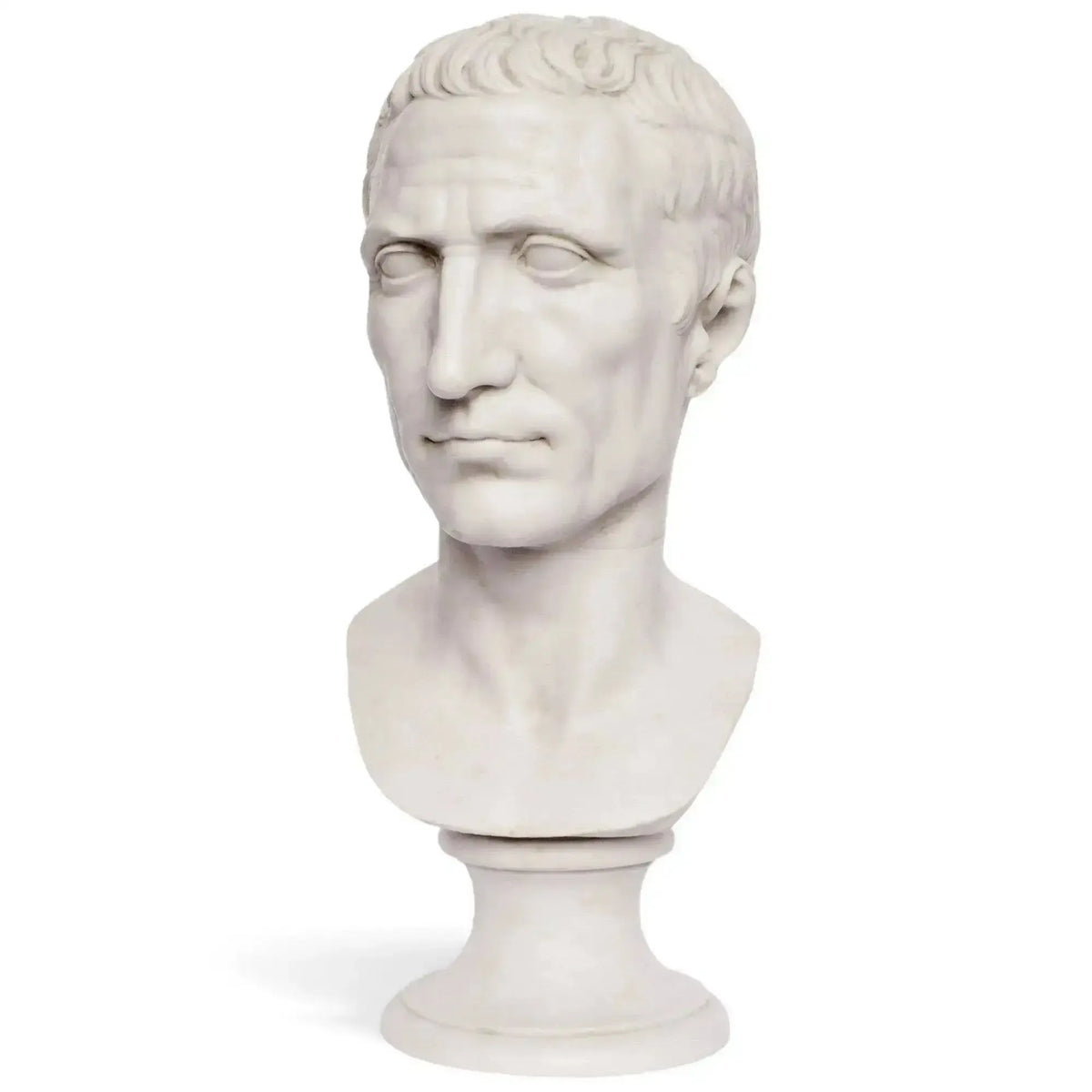 Nachbildung der Büste von Julius Cäsar aus weißem Carrara-Marmor, die die Details des Gesichts hervorhebt.