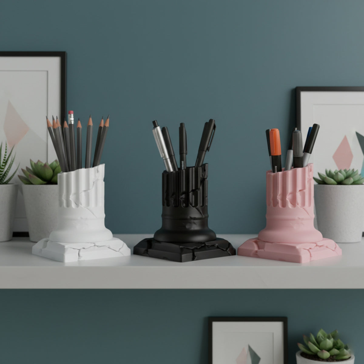 Portapenne a capitello dorico in PLA bianco, nero e rosa, con matite e pennarelli su una mensola.