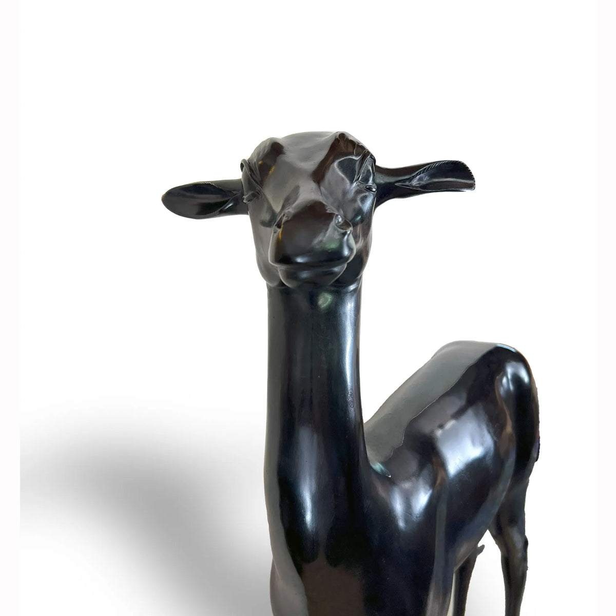 Primo piano della riproduzione della statua in bronzo del Cerbiatto della Villa dei Papiri in patina nera, vista frontale su fondo bianco.