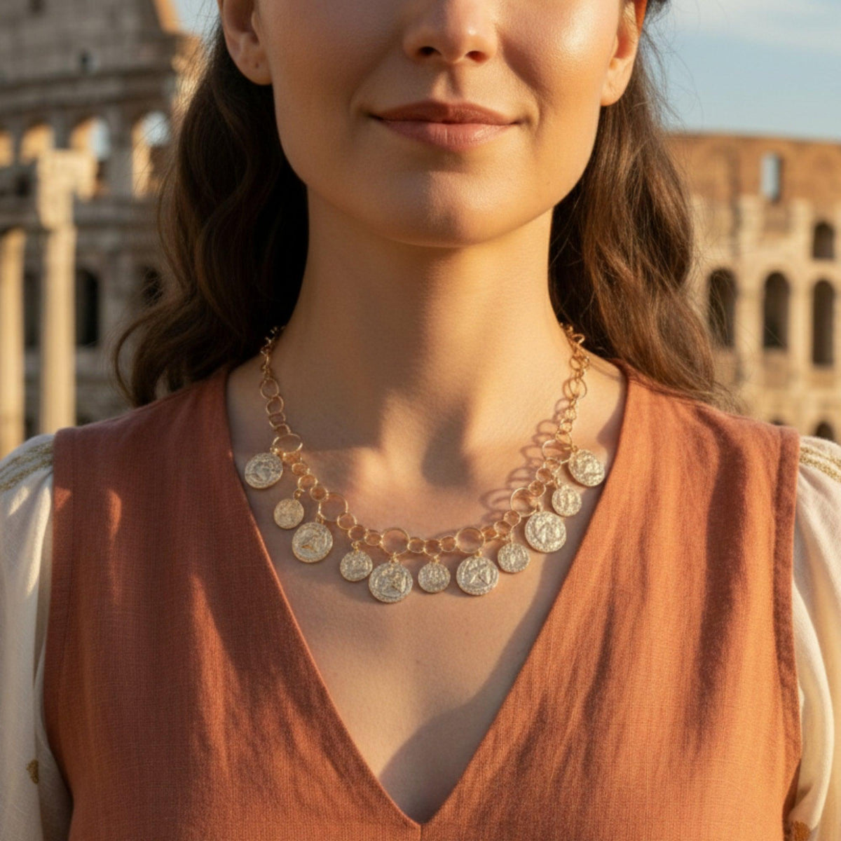 Collana con medagliette pendenti in argento dorato indossata all'aperto