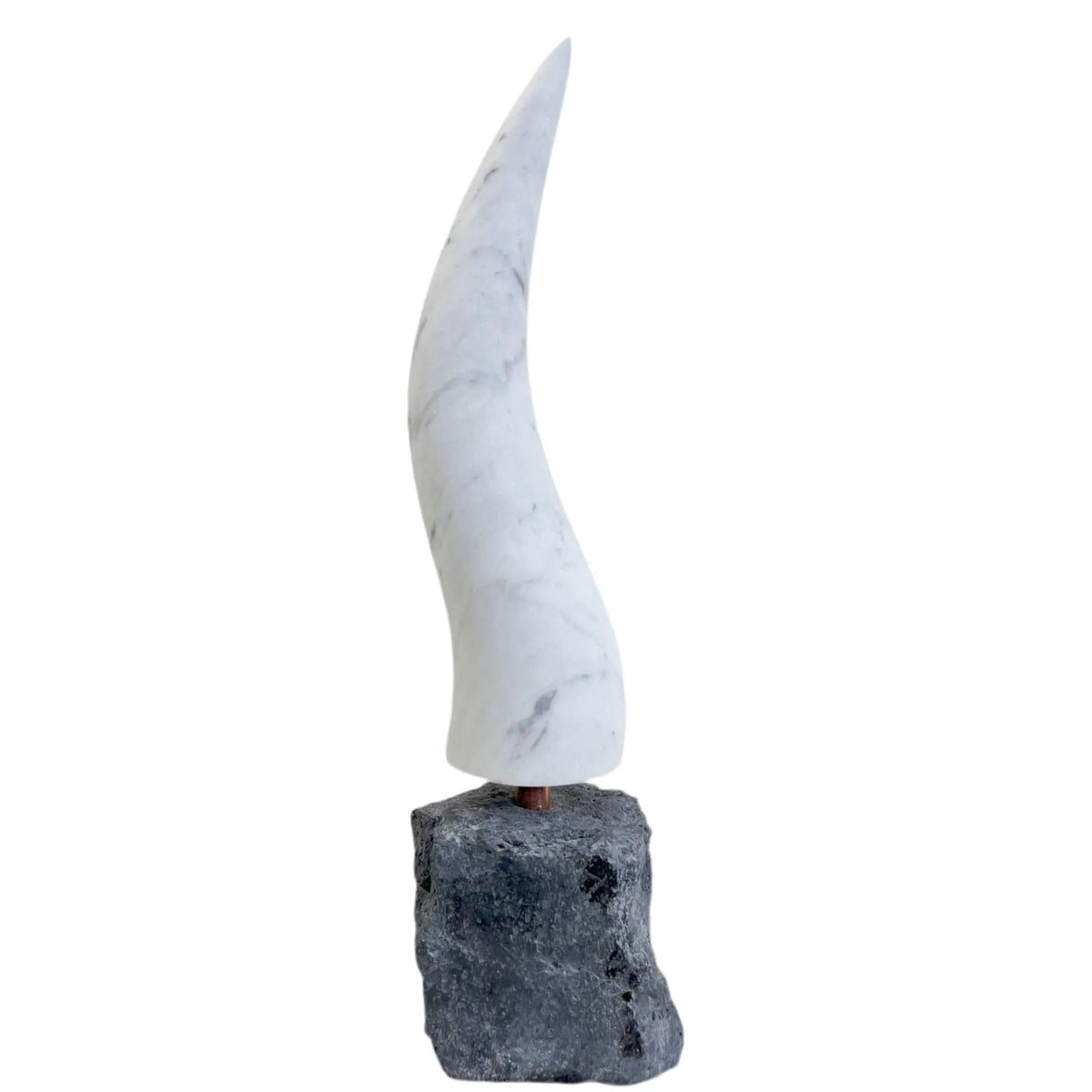 Corno in marmo di Carrara con venature grigie su base in pietra scura
