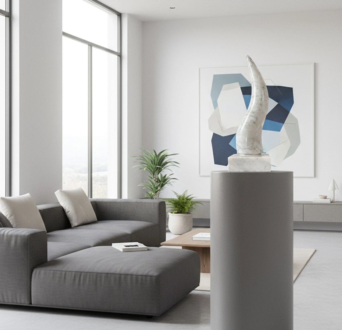 Scultura a forma di corno portafortuna in marmo bianco di Carrara con base quadrata in marmo chiaro ambientato in un salotto.
