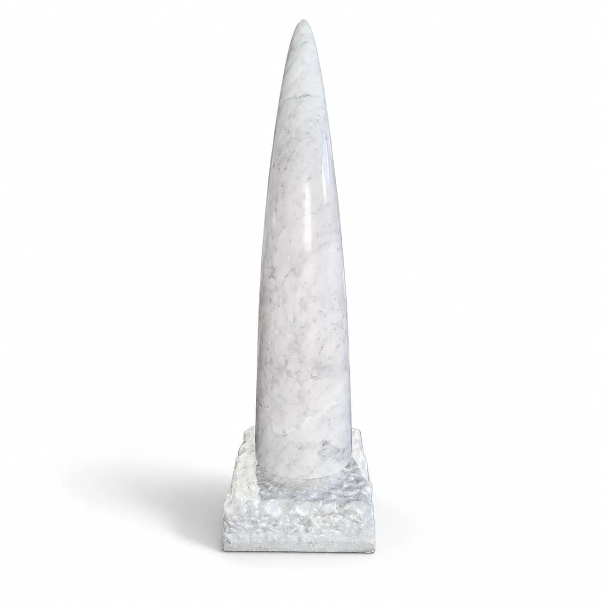 Corno in marmo di Carrara visto lateralmente, su base quadrata lavorata e fondo bianco.
