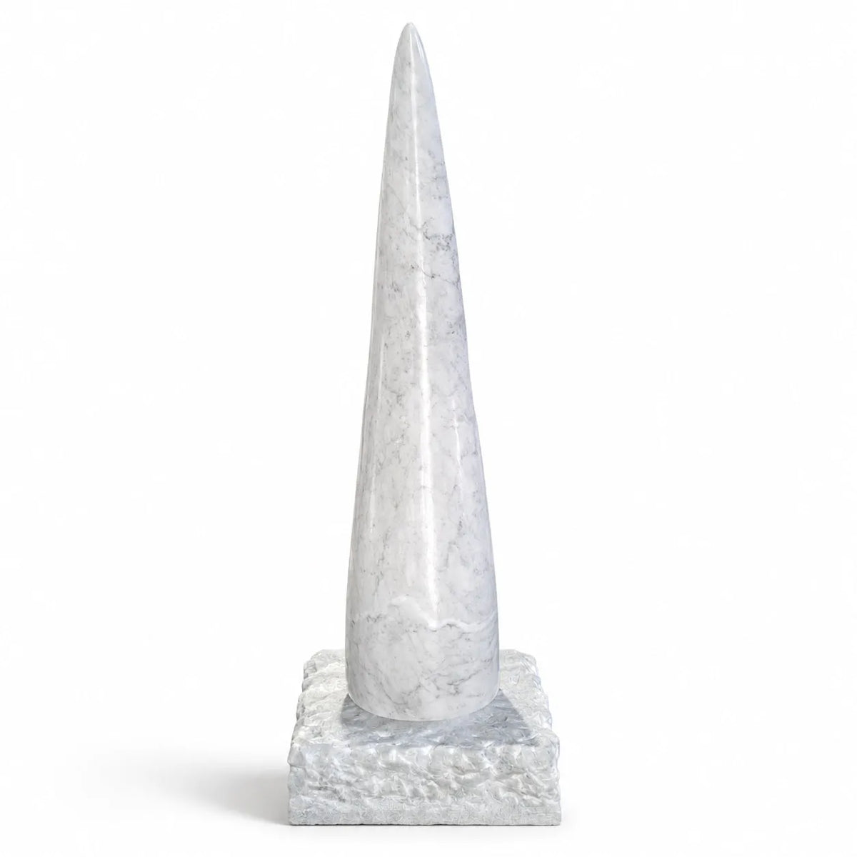 Corno in marmo di Carrara visto lateralmente, con venature grigie e base quadrata lavorata, su fondo bianco.