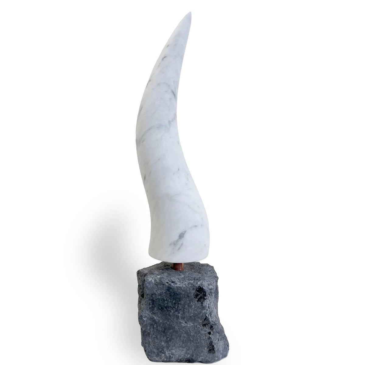 Corno portafortuna in marmo di Carrara bianco su base in pietra lavica scura