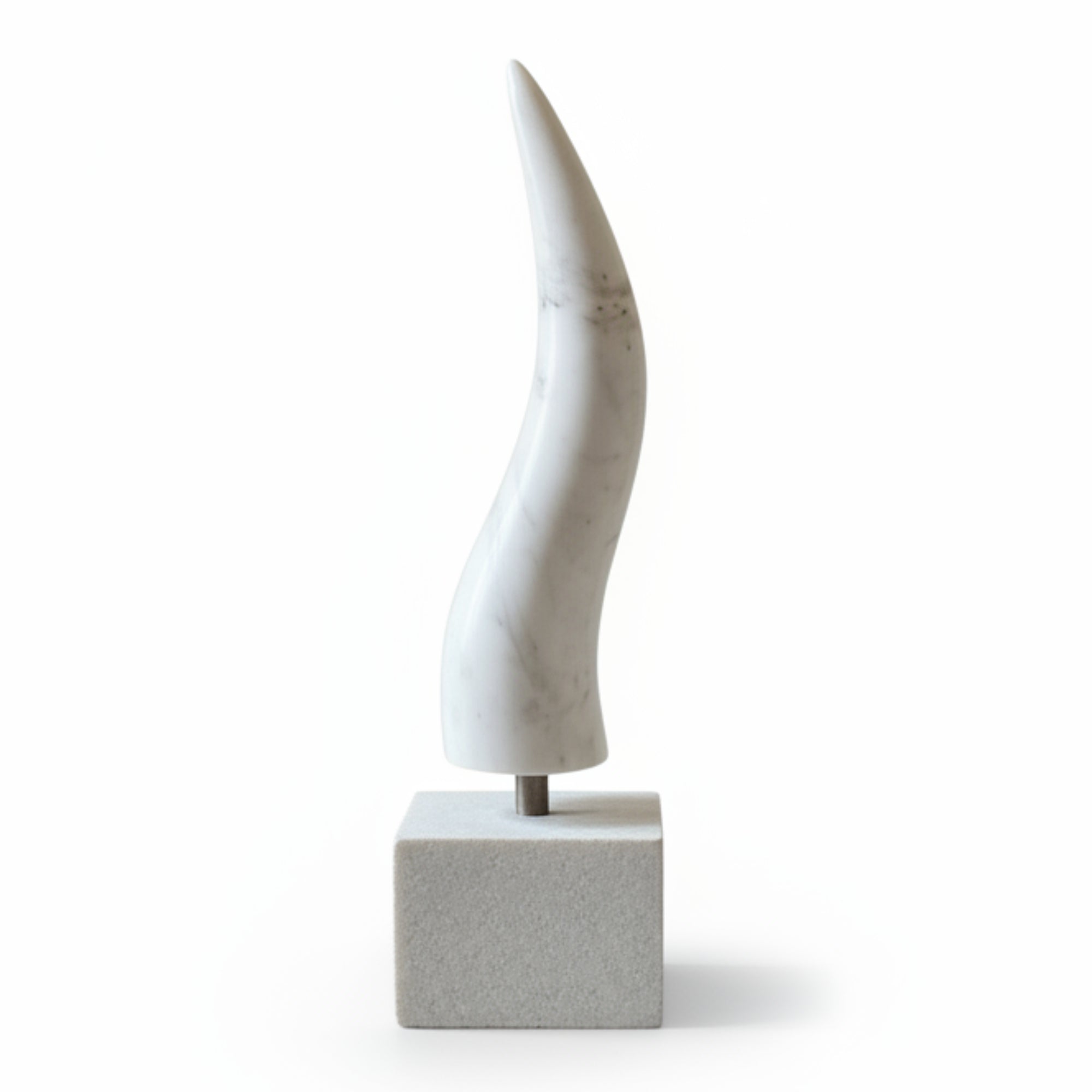 Corno Portafortuna Napoletano in Marmo di Carrara 40 cm con Base in Pietra Lavica, Tufo o Marmo – Amuleto di Design Made in Italy
