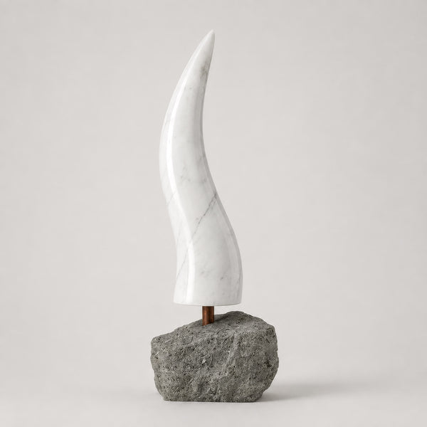 Scultura in Marmo di Carrara. Il Corno di pietra. Eleganza, Protezione e Design Italiano